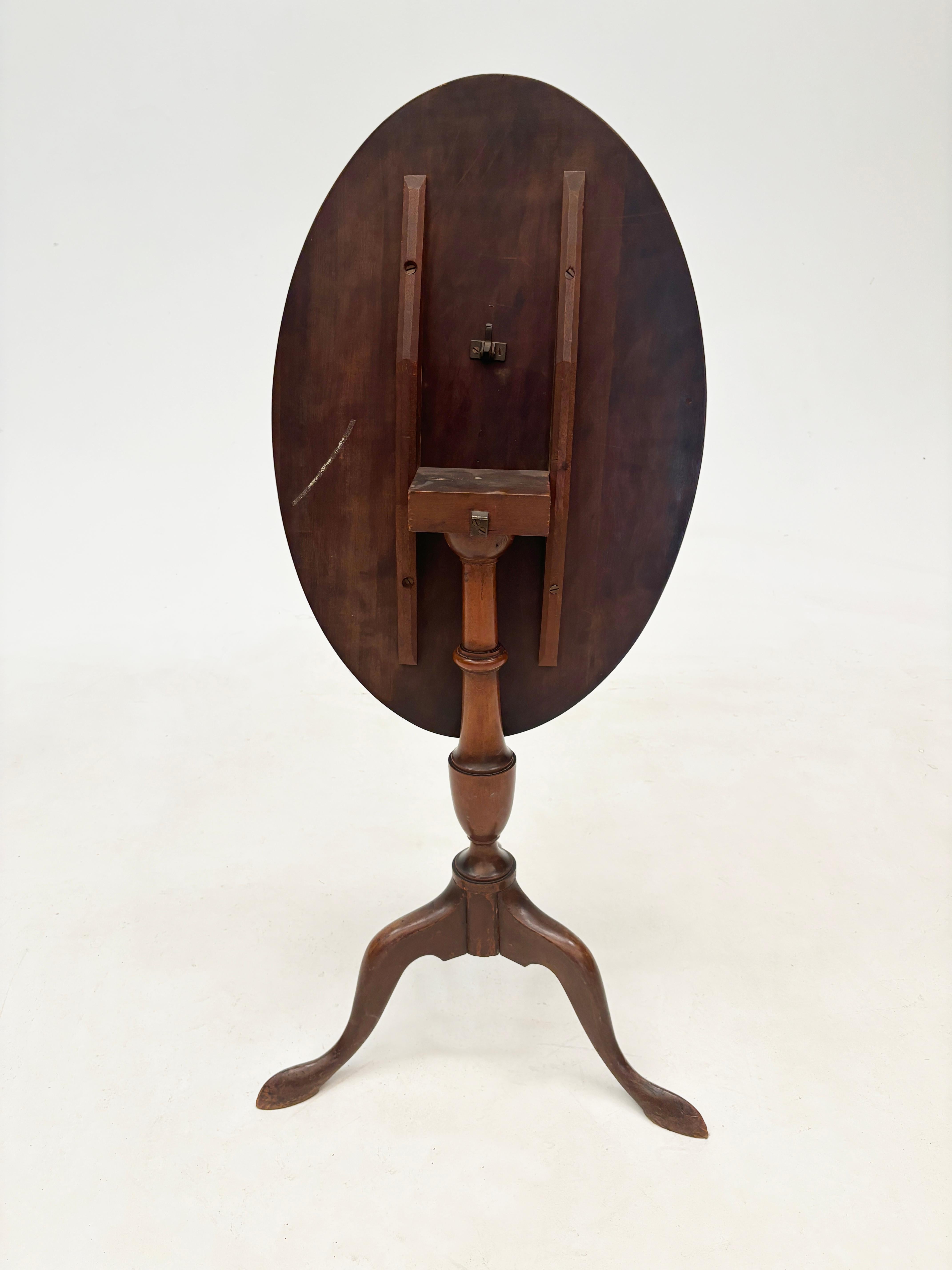 Mesa basculante ovalada con incrustaciones de caoba y madera satinada inglesa de finales del siglo XIX en venta 9