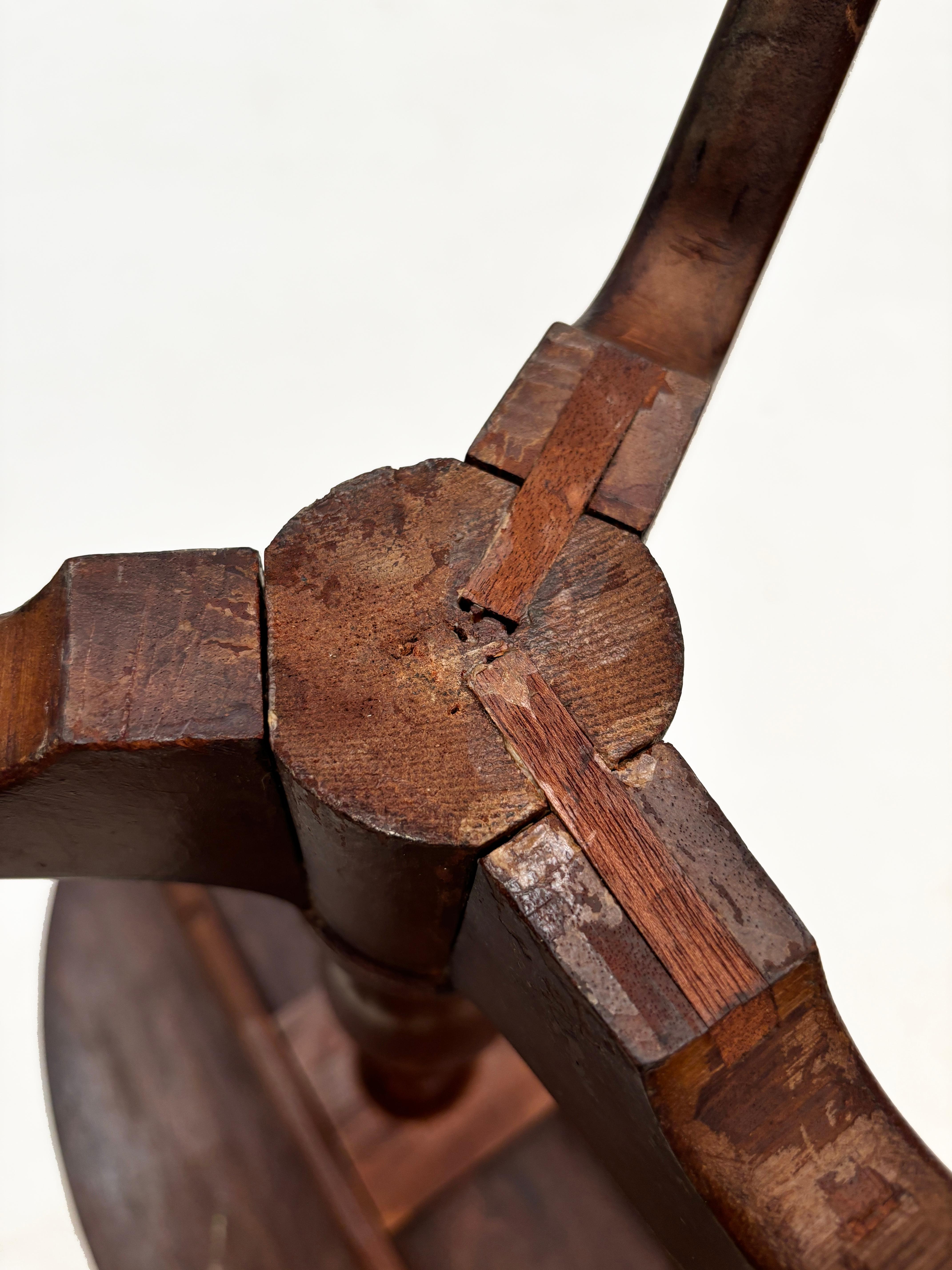 Mesa basculante ovalada con incrustaciones de caoba y madera satinada inglesa de finales del siglo XIX en venta 10