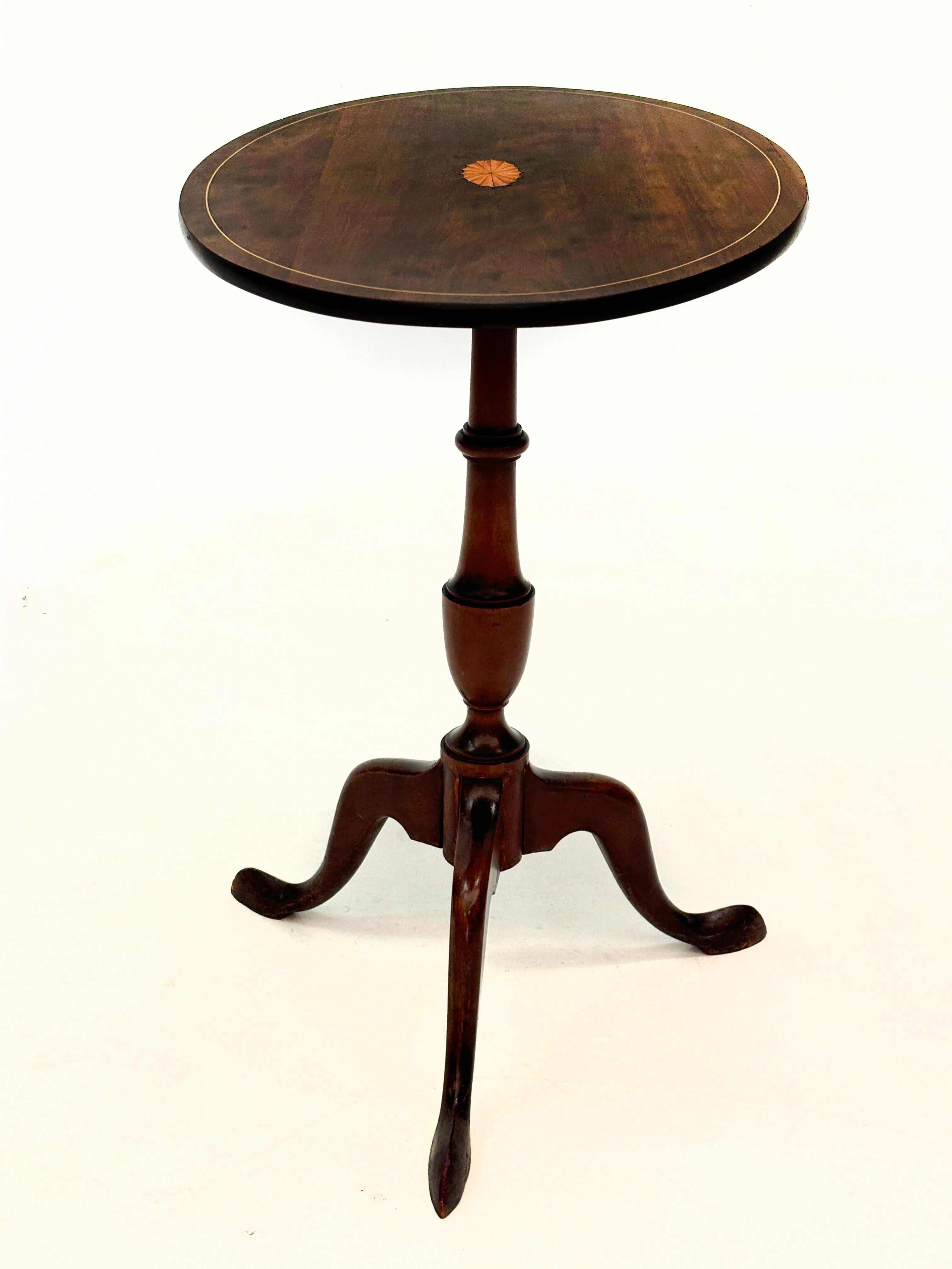 Esta impresionante mesa basculante ovalada de caoba de finales del siglo XIX tiene una hermosa y ornamentada incrustación de abanico de madera de satén en el centro, con una incrustación de hilo de la misma madera bordeando el borde. La mesa se