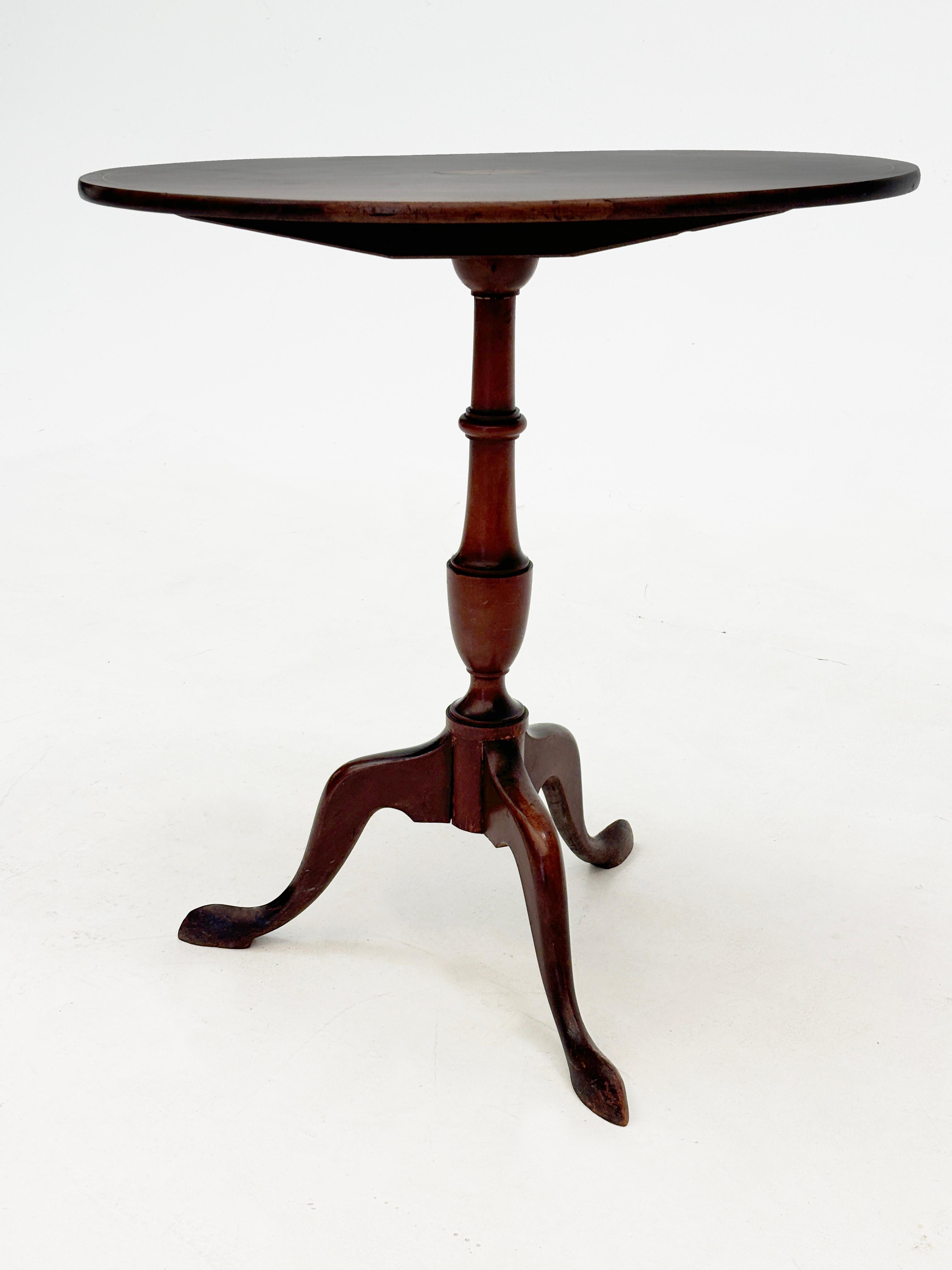 Mesa basculante ovalada con incrustaciones de caoba y madera satinada inglesa de finales del siglo XIX Queen Anne en venta