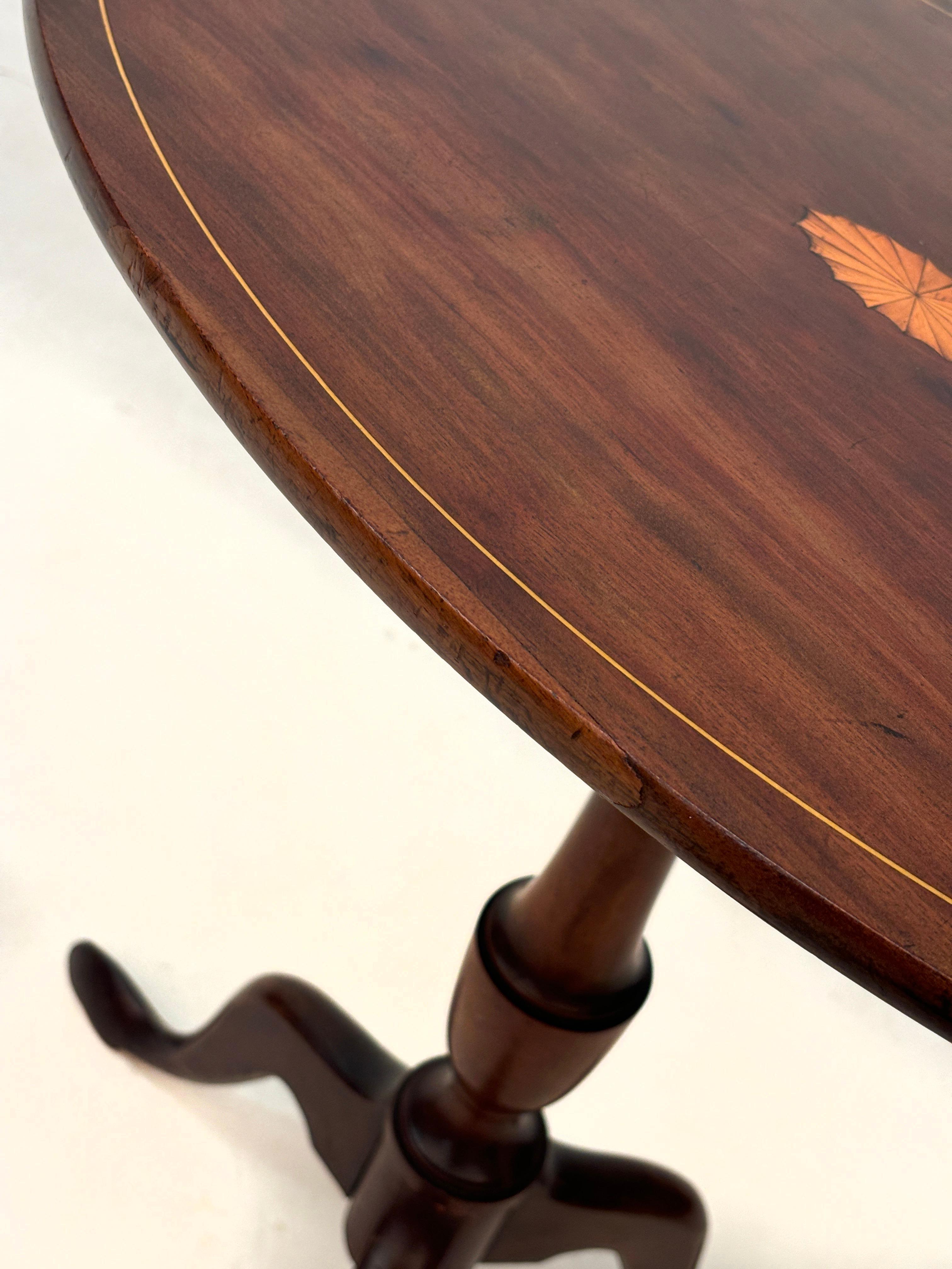 Mesa basculante ovalada con incrustaciones de caoba y madera satinada inglesa de finales del siglo XIX Hecho a mano en venta