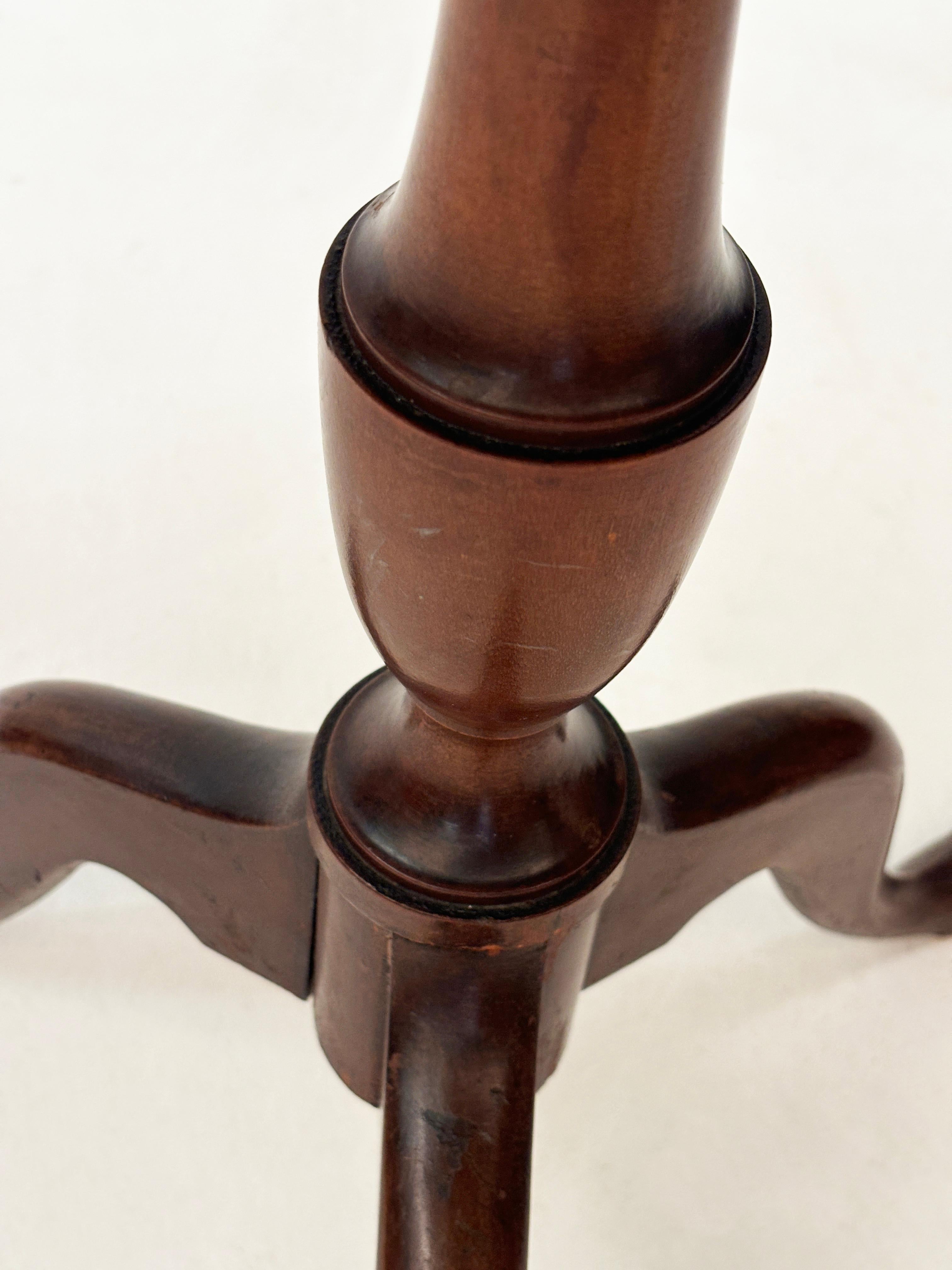Mesa basculante ovalada con incrustaciones de caoba y madera satinada inglesa de finales del siglo XIX Latón en venta