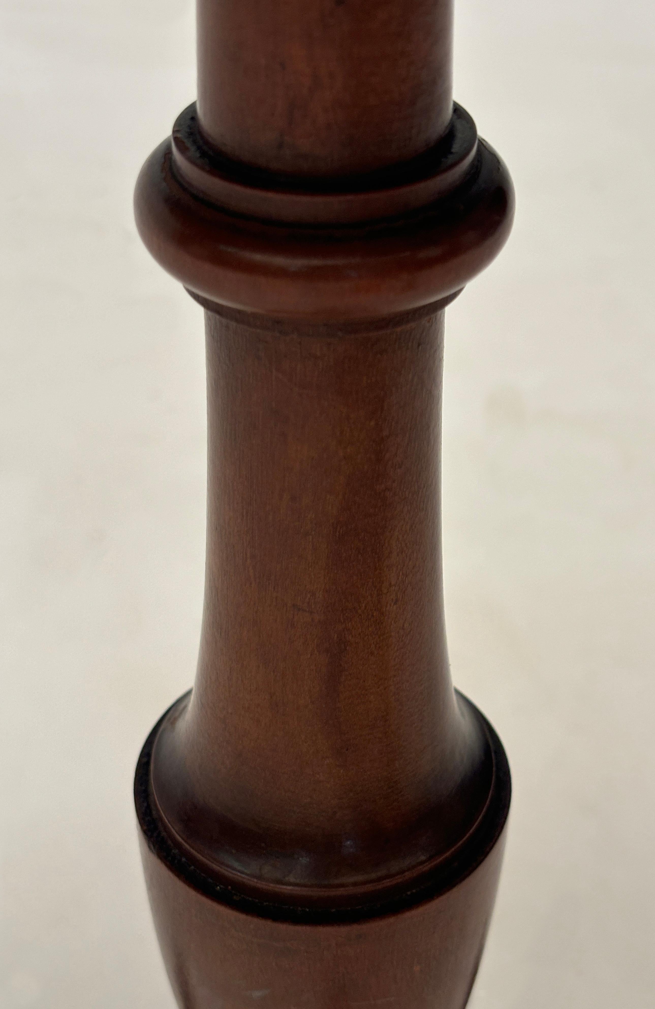 Mesa basculante ovalada con incrustaciones de caoba y madera satinada inglesa de finales del siglo XIX en venta 1