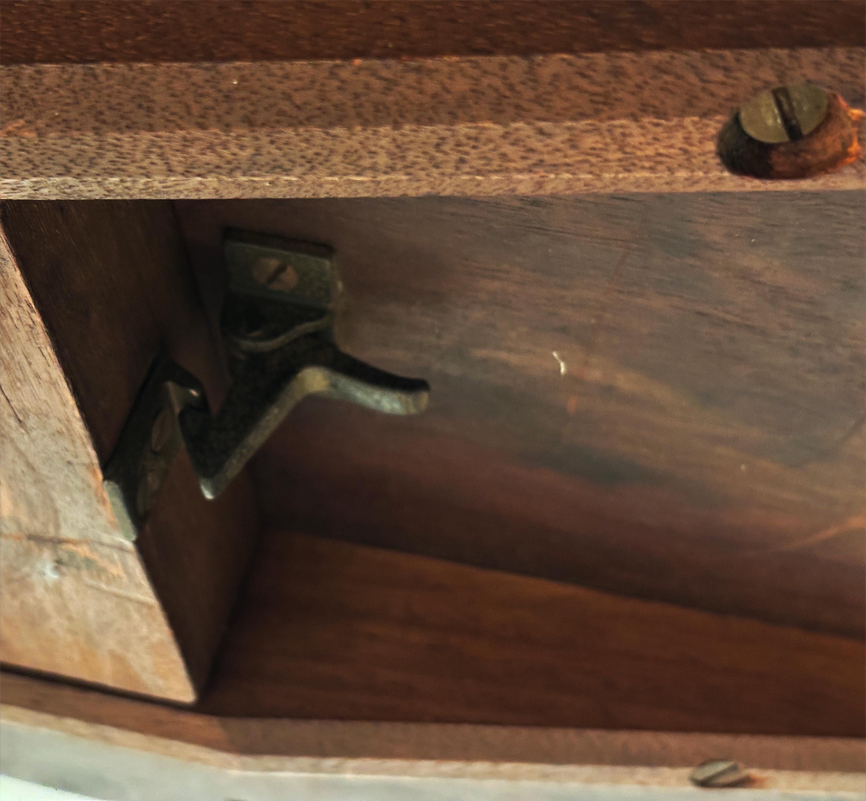 Mesa basculante ovalada con incrustaciones de caoba y madera satinada inglesa de finales del siglo XIX en venta 2