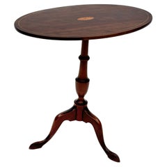 Mesa basculante ovalada con incrustaciones de caoba y madera satinada inglesa de finales del siglo XIX
