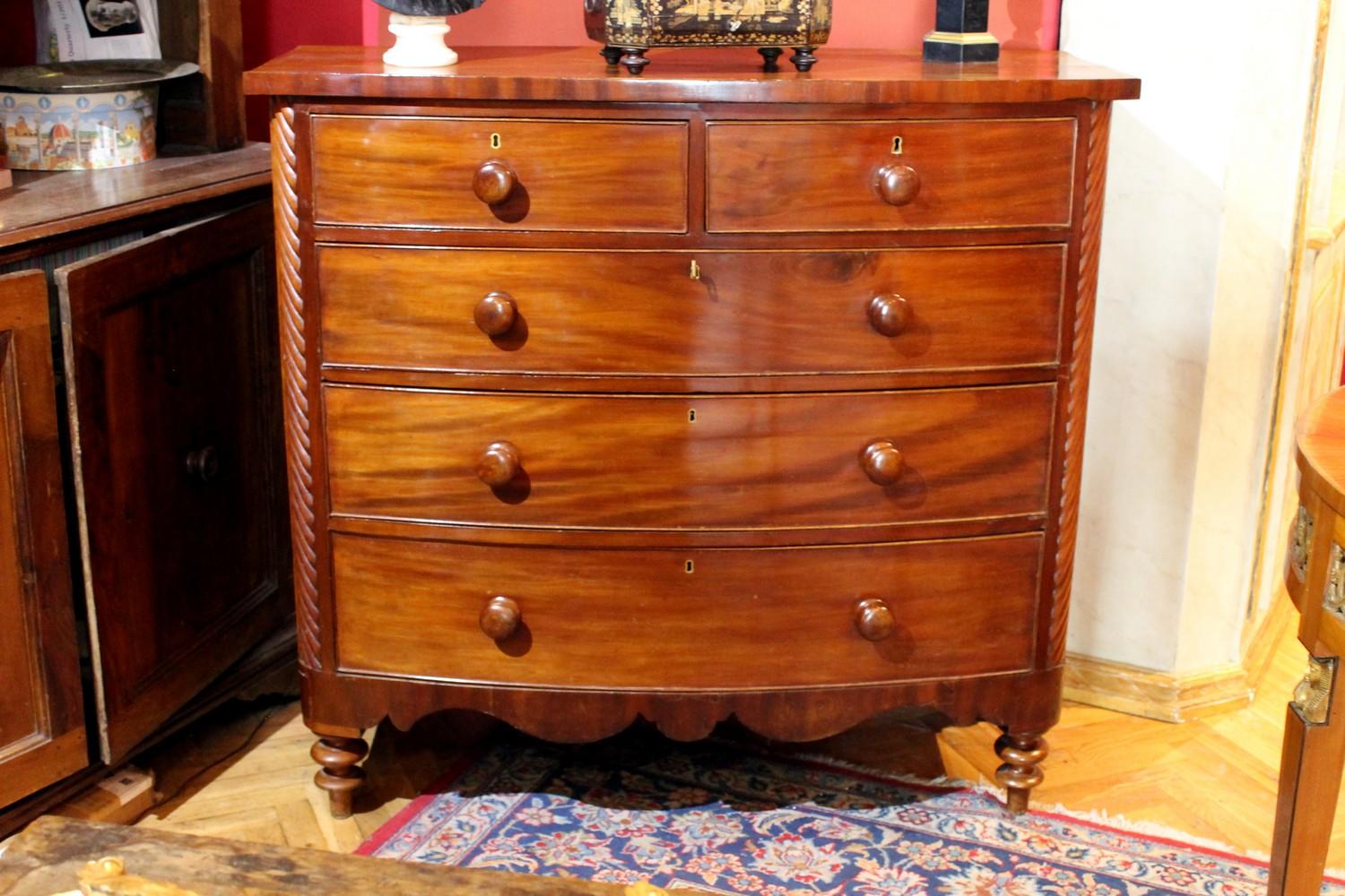 Late 19th Century English Mahogany Bow Front Chest of Drawers For Sale 6