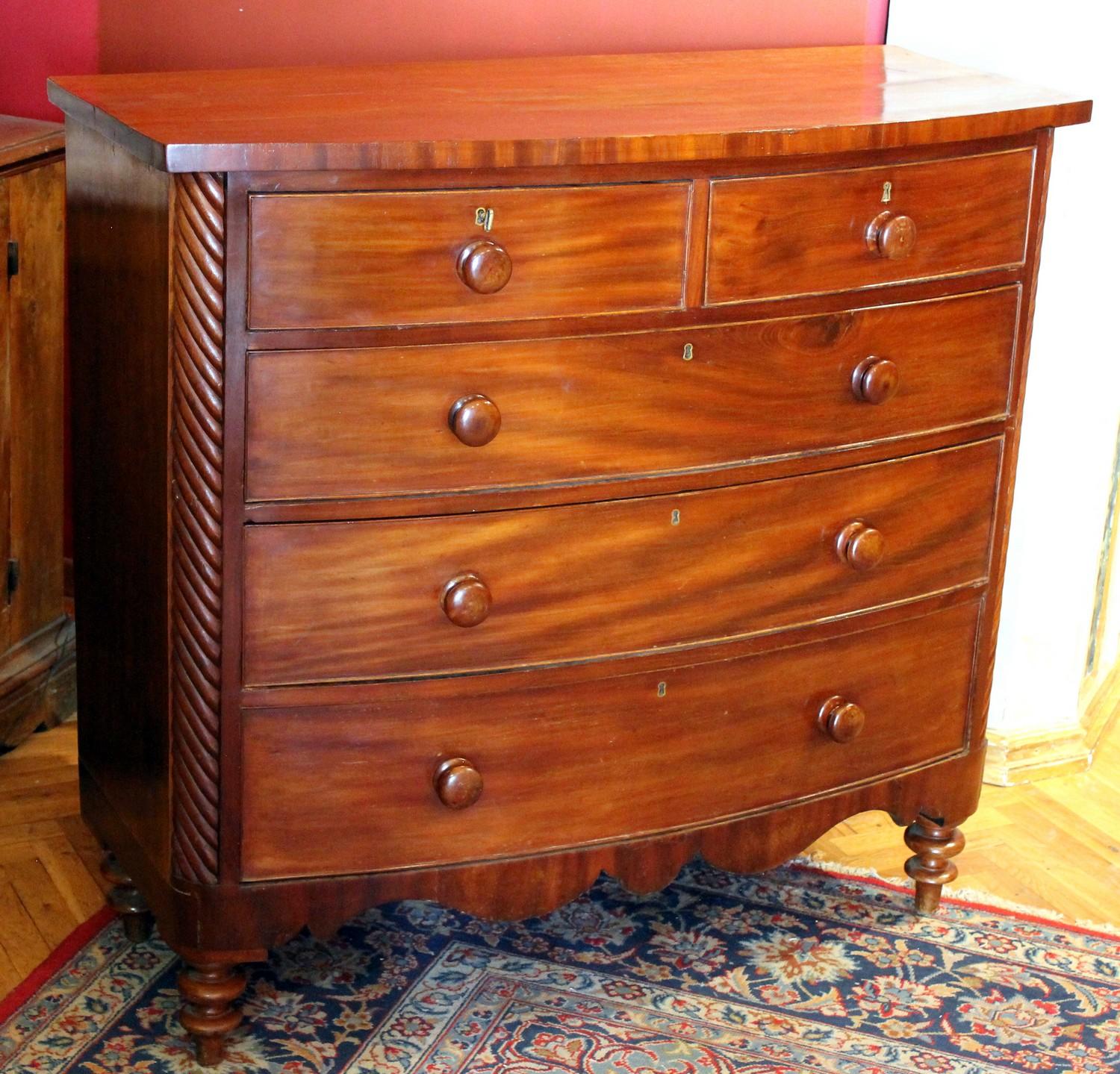 Late 19th Century English Mahogany Bow Front Chest of Drawers For Sale 7