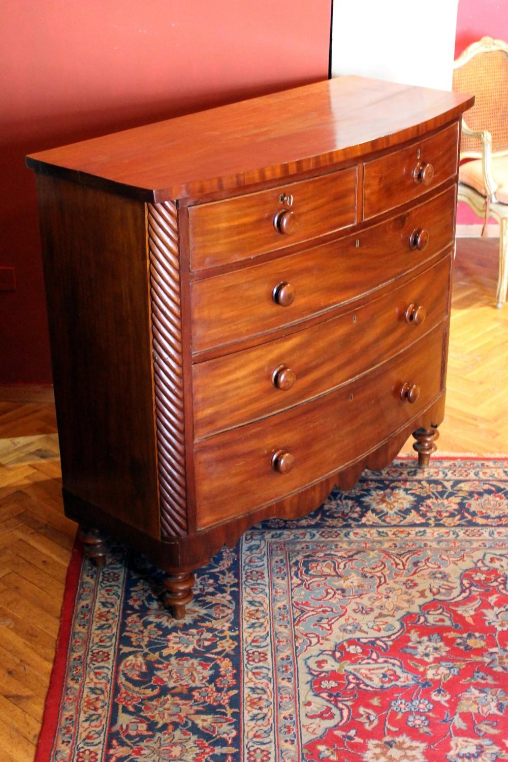 Late 19th Century English Mahogany Bow Front Chest of Drawers For Sale 8