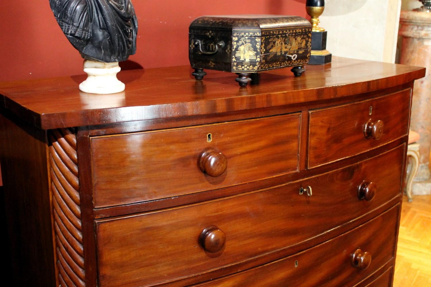 Late 19th Century English Mahogany Bow Front Chest of Drawers In Good Condition For Sale In Firenze, IT