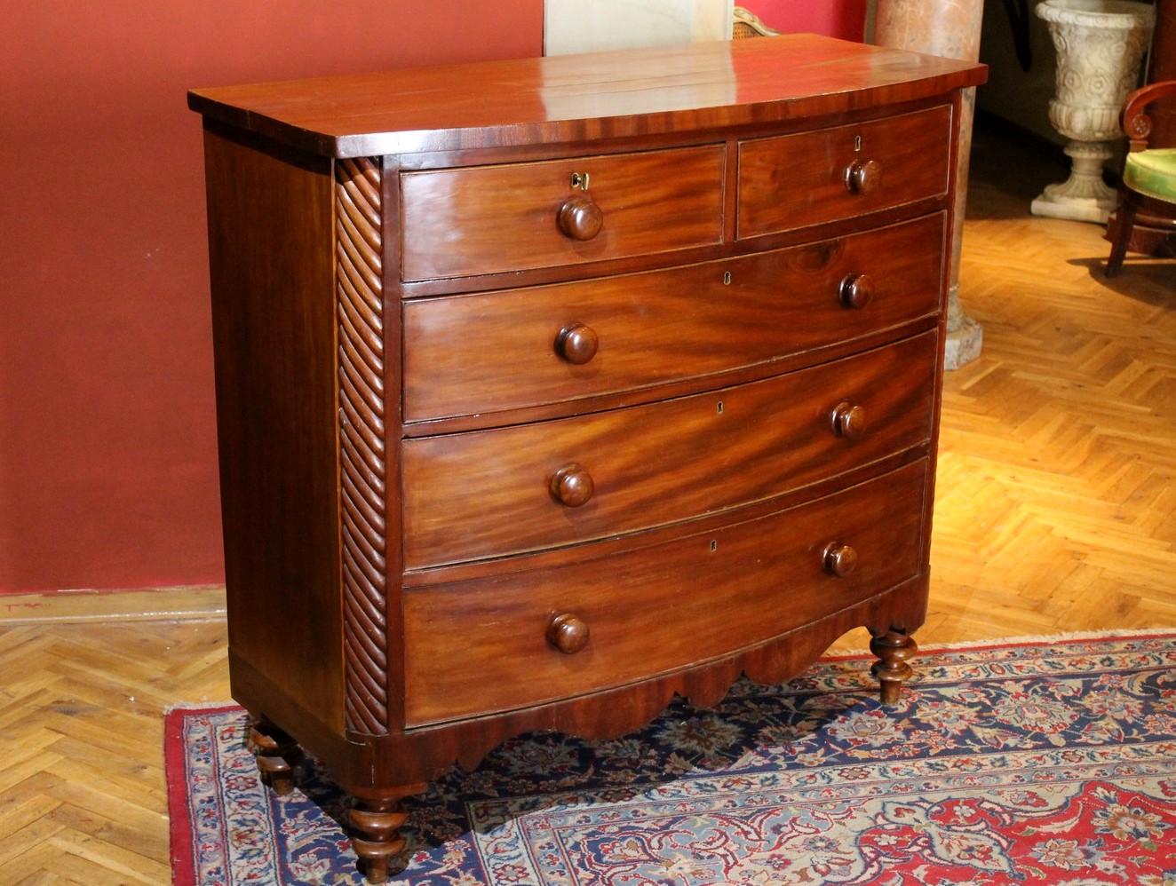 Late 19th Century English Mahogany Bow Front Chest of Drawers For Sale 2