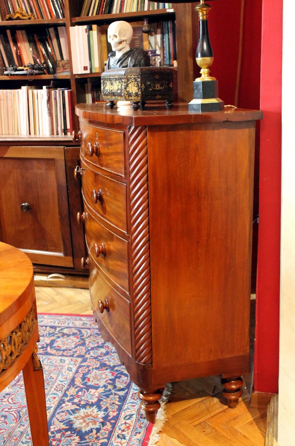 Late 19th Century English Mahogany Bow Front Chest of Drawers For Sale 3