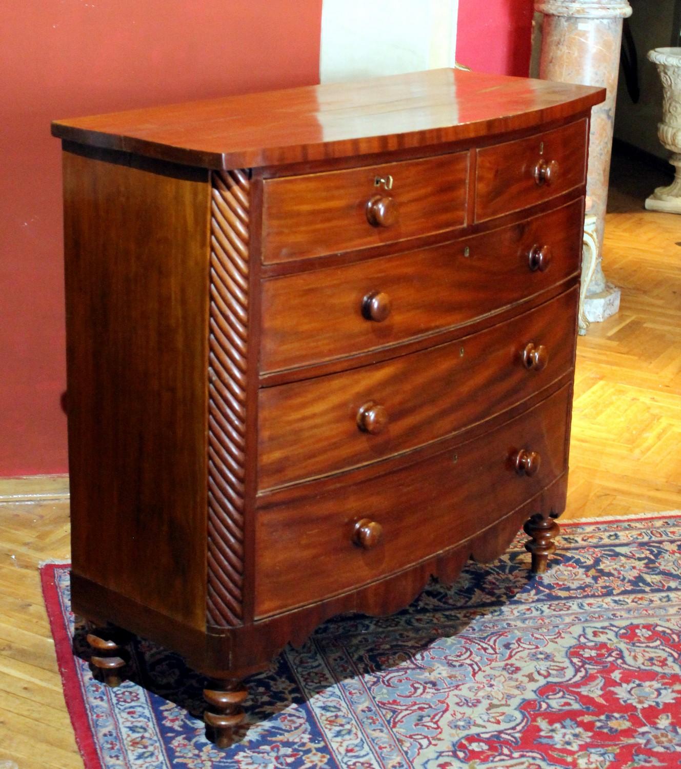 Late 19th Century English Mahogany Bow Front Chest of Drawers For Sale 4