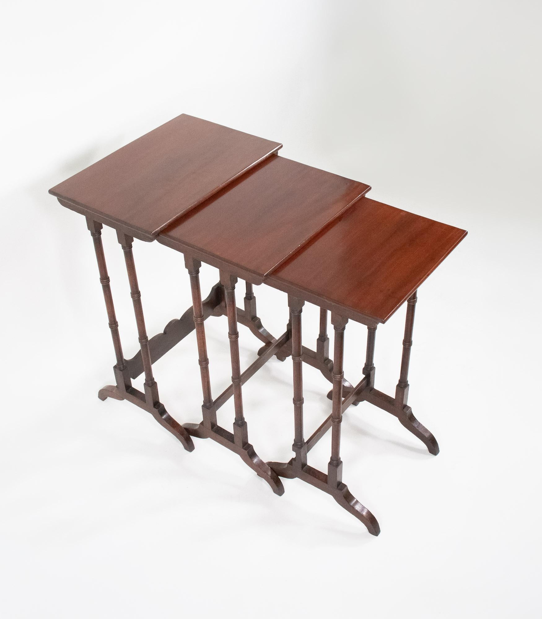 Late 19th Century English Mahogany Nest of Tables In Good Condition For Sale In Chicago, IL