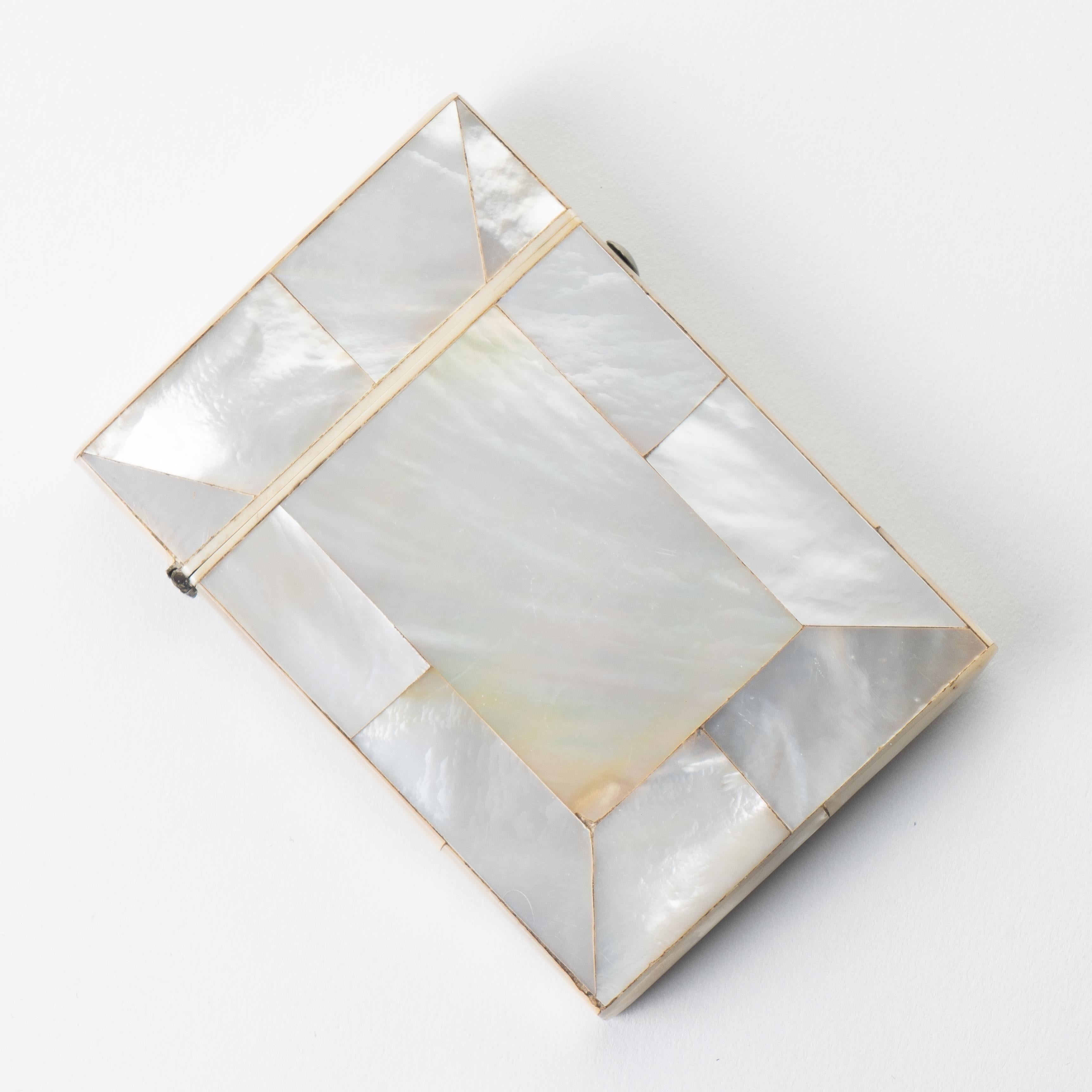 Late 19th Century English Mother of Pearl Business Card Case In Excellent Condition For Sale In Kenilworth, IL