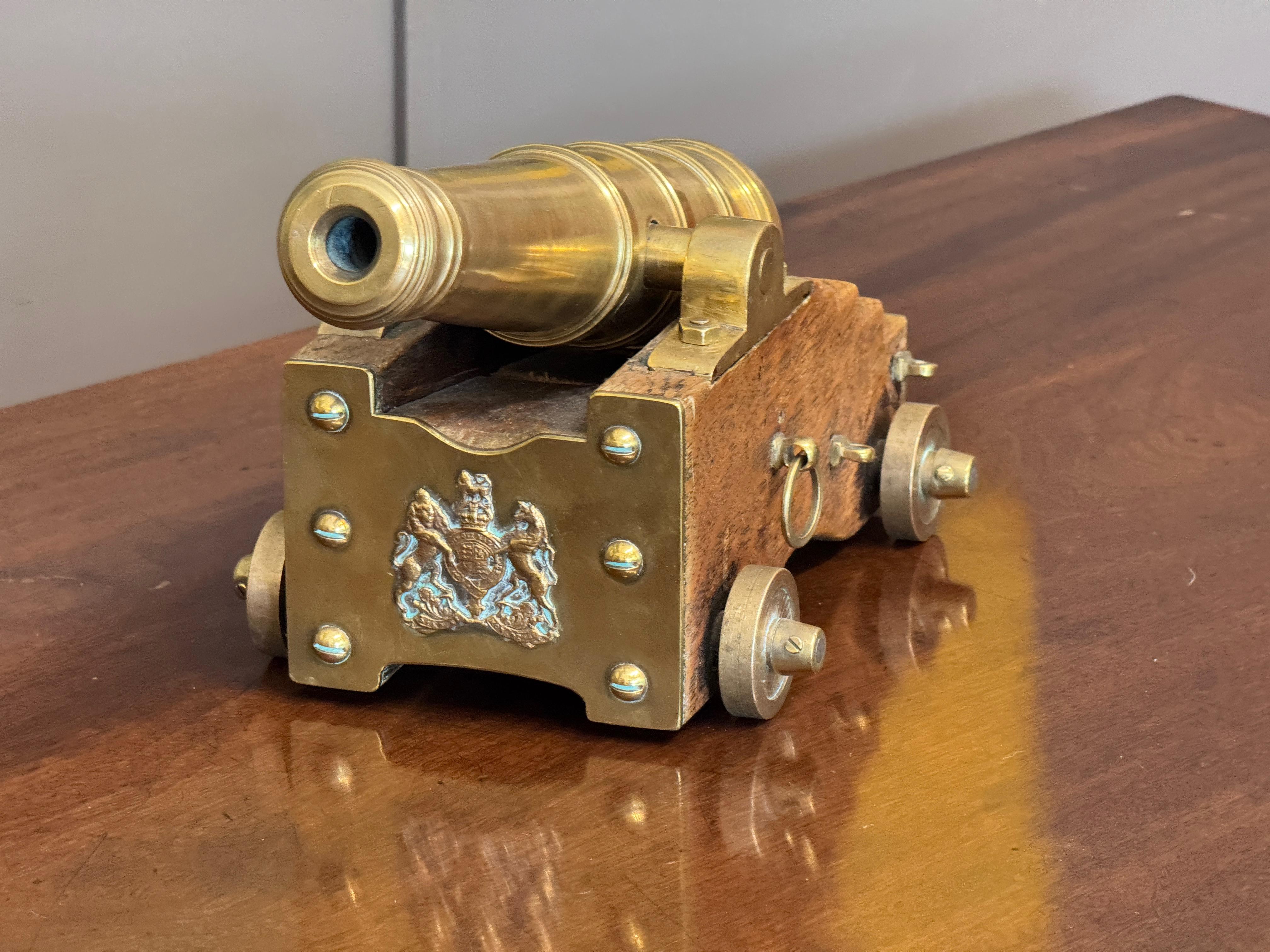 Britannico Cannone in miniatura in Oak e ottone della fine del XIX secolo in vendita