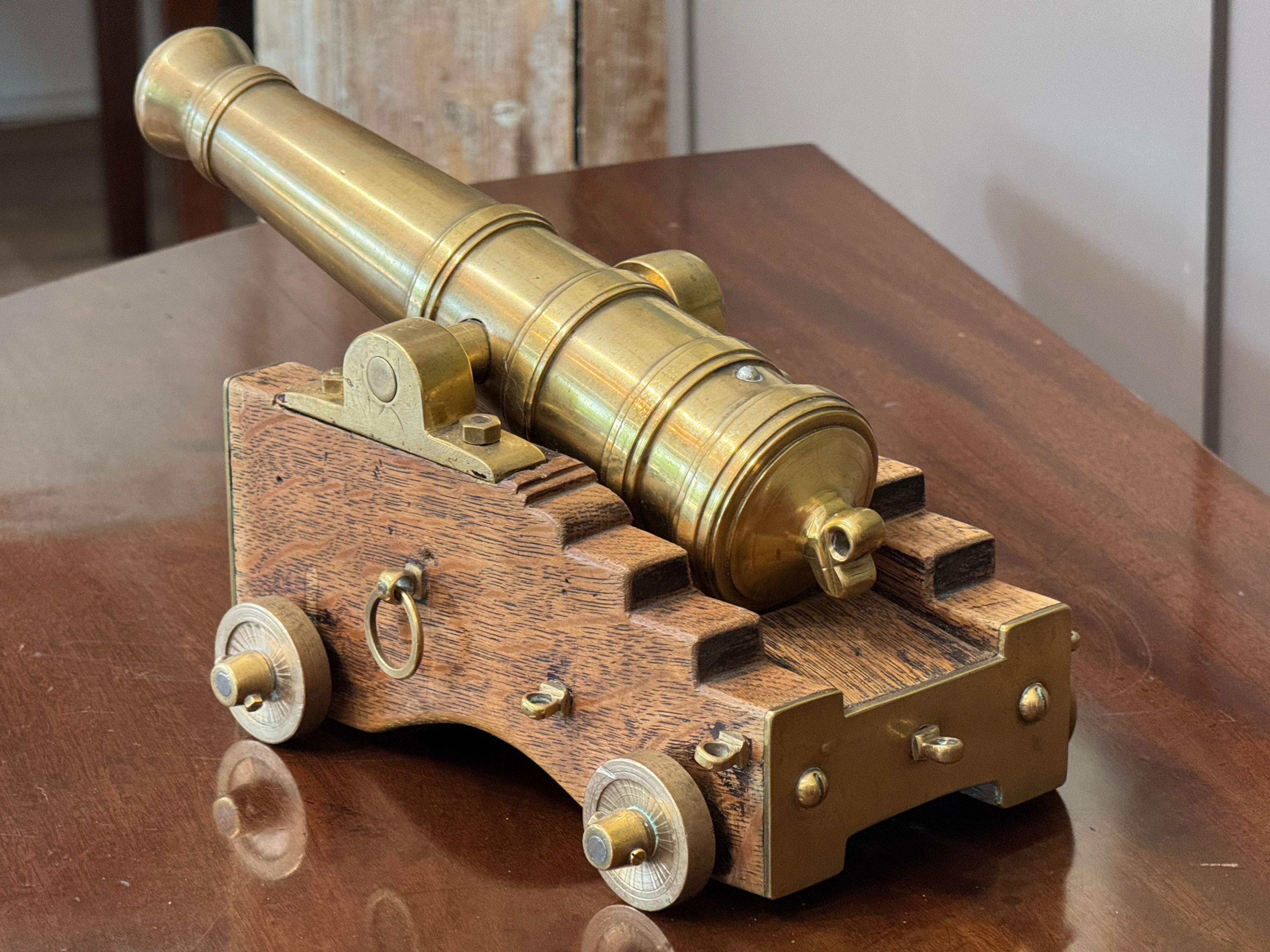 Ottone Cannone in miniatura in Oak e ottone della fine del XIX secolo in vendita