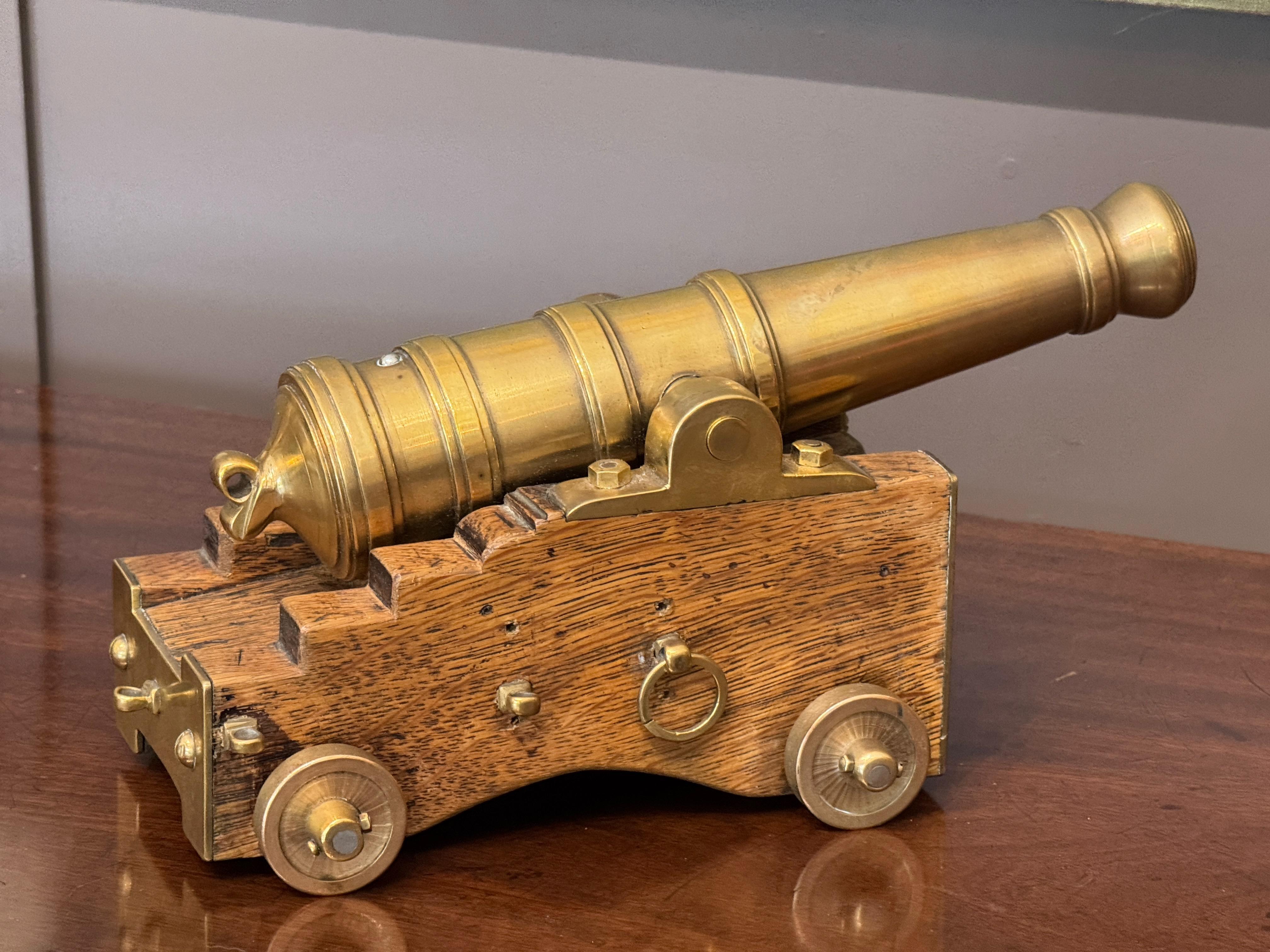Cannone in miniatura in Oak e ottone della fine del XIX secolo in vendita 1