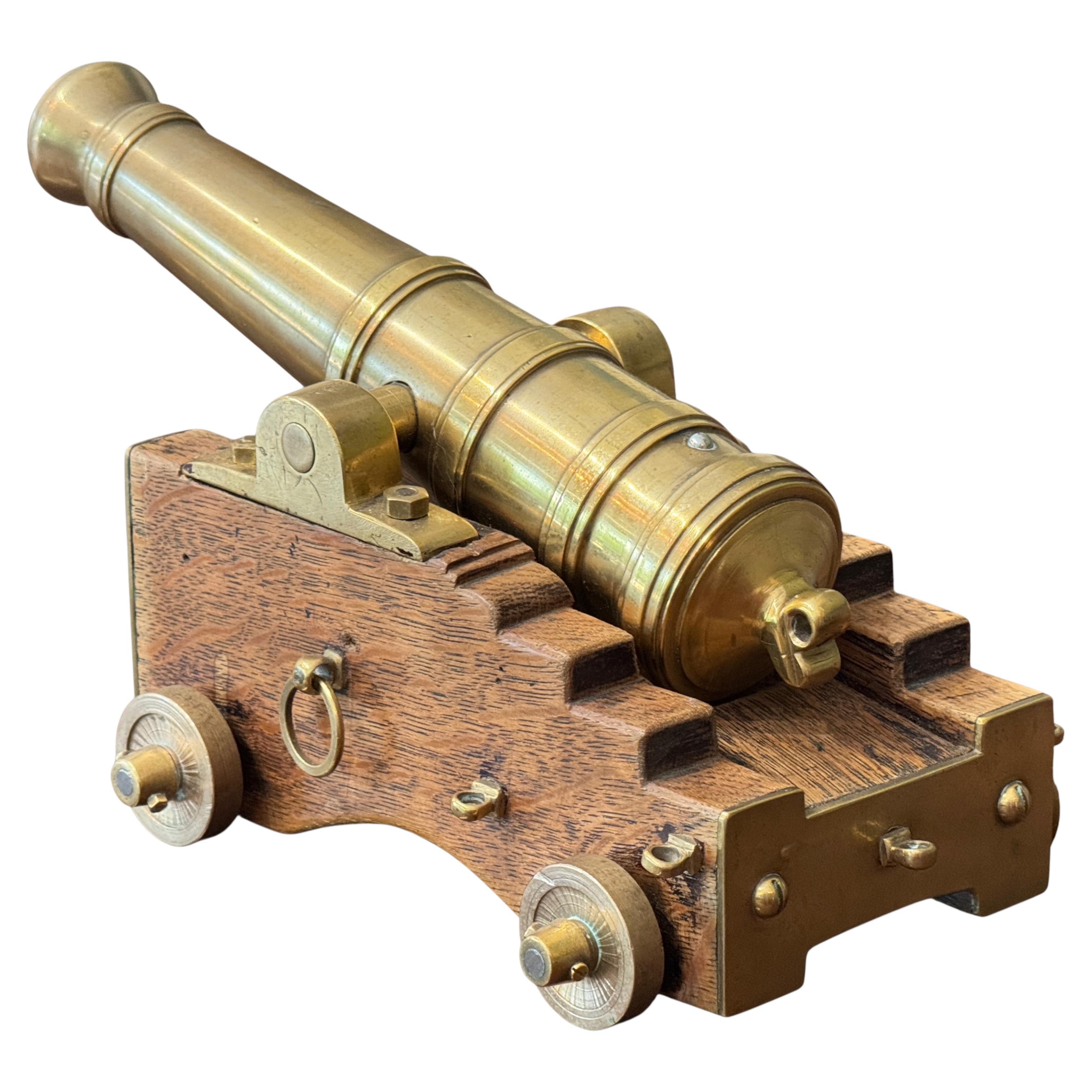 Cannone in miniatura in Oak e ottone della fine del XIX secolo
