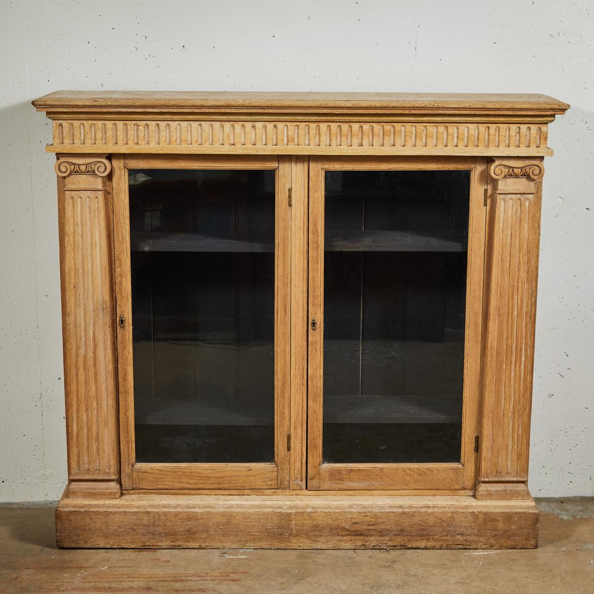 Late 19th Century English Oak Bookcase with Glass Doors For Sale 2