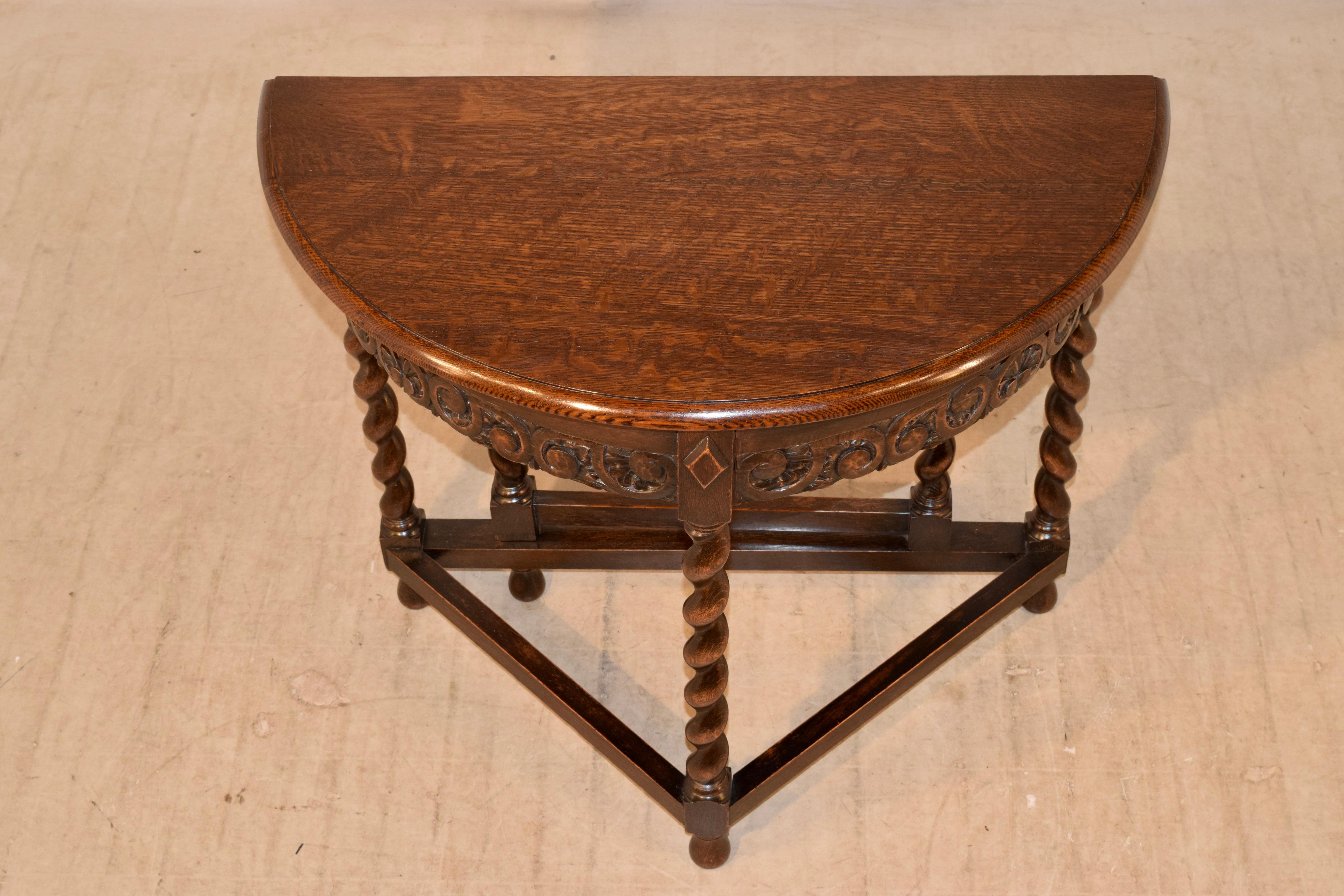 Demi-Lune-Tisch aus englischer Eiche aus dem späten 19. Jahrhundert (Handgeschnitzt) im Angebot
