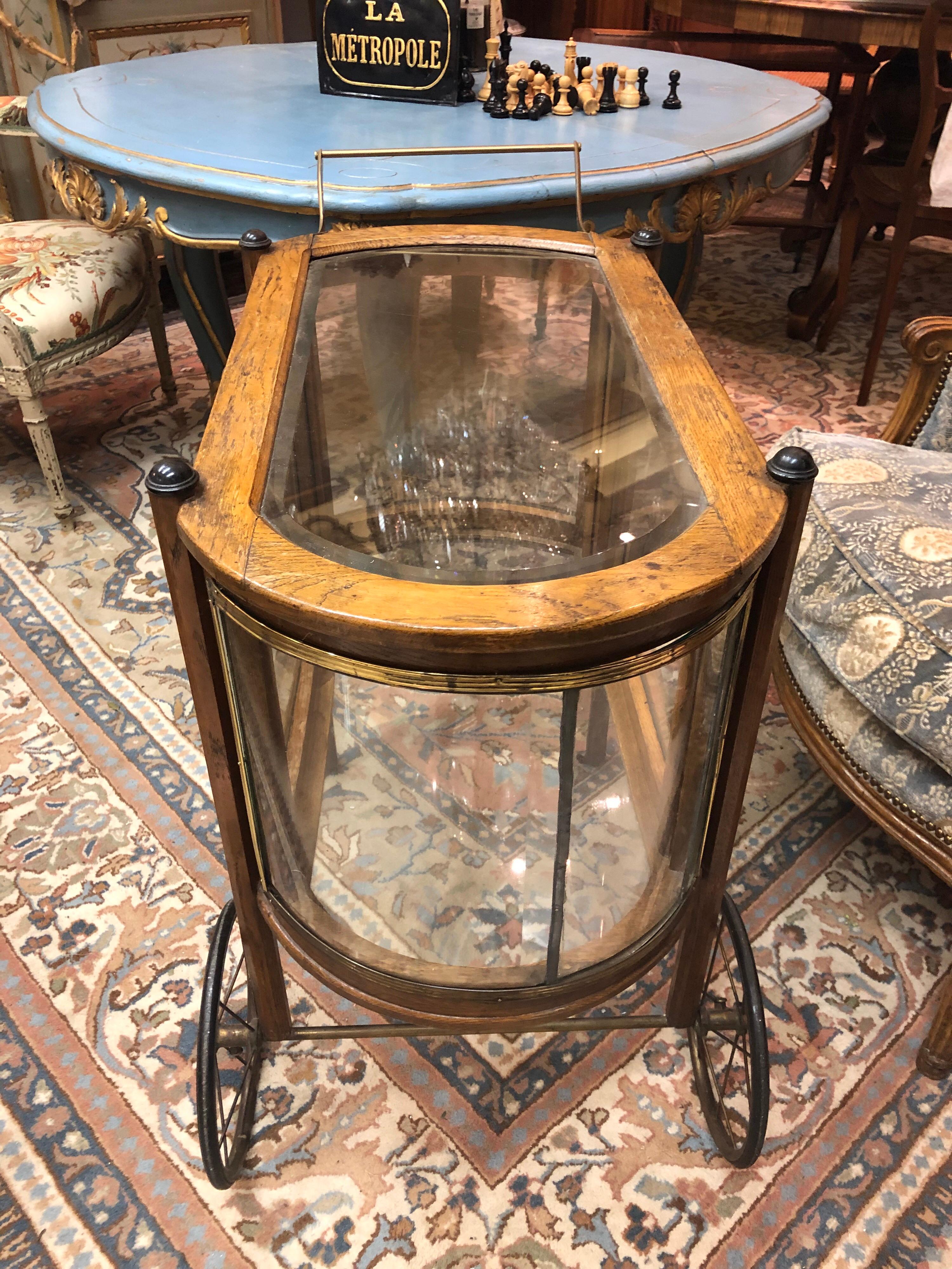 Late 19th Century English Oak Display Cabinet or Serving Bar Cart In Good Condition In Sofia, BG