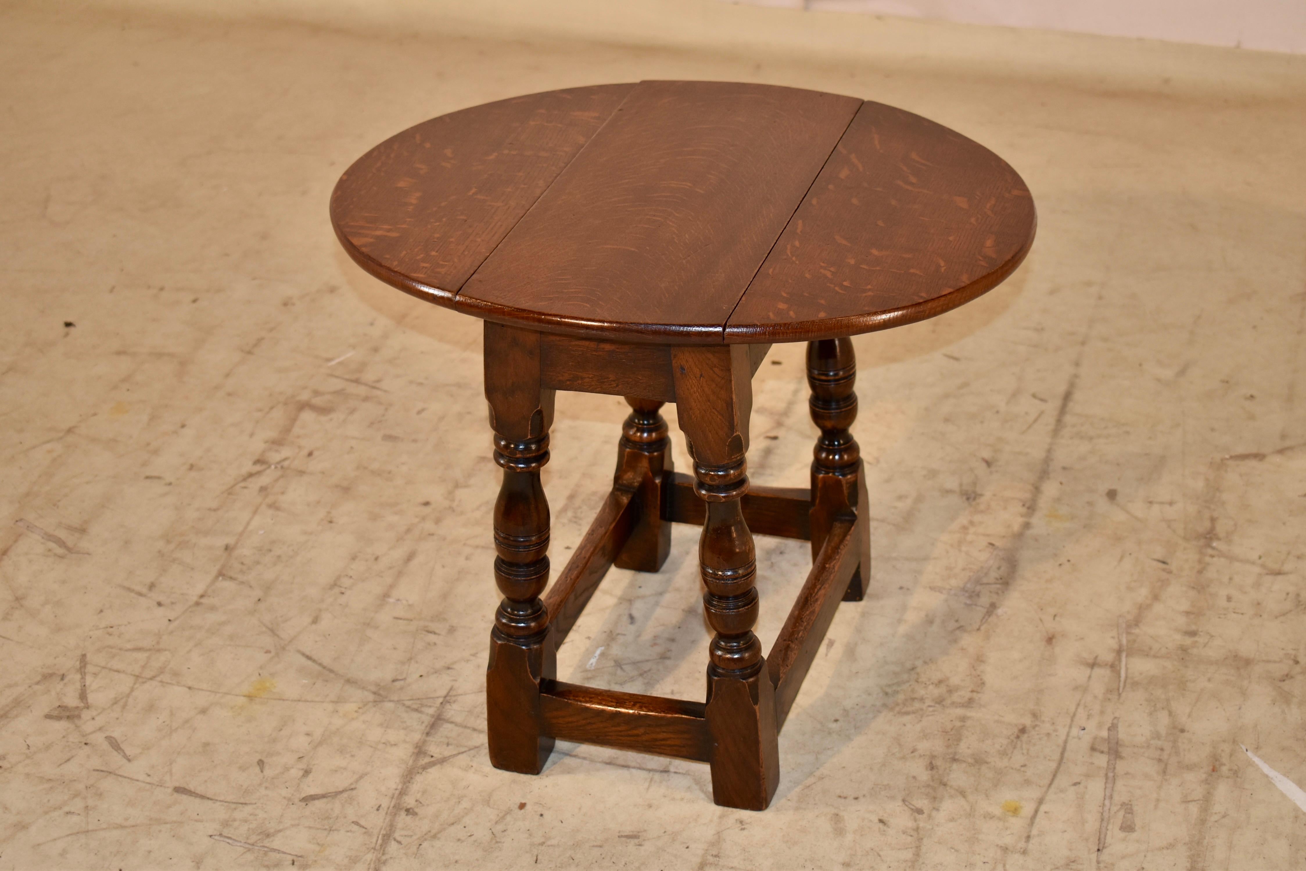 Anglais Table d'appoint en chêne anglais de la fin du XIXe siècle à feuilles tombantes en vente