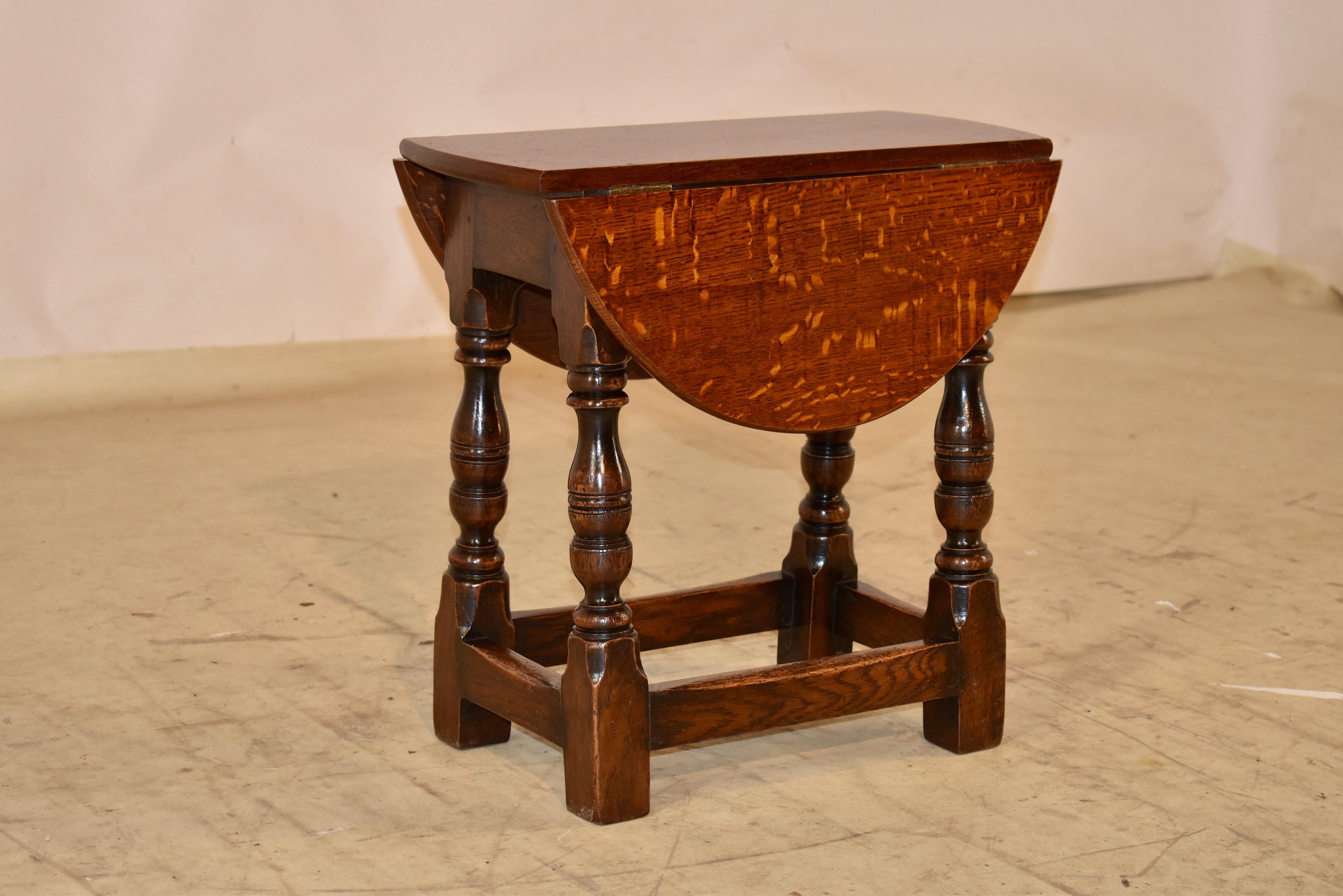Table d'appoint en chêne anglais de la fin du XIXe siècle à feuilles tombantes Bon état - En vente à High Point, NC