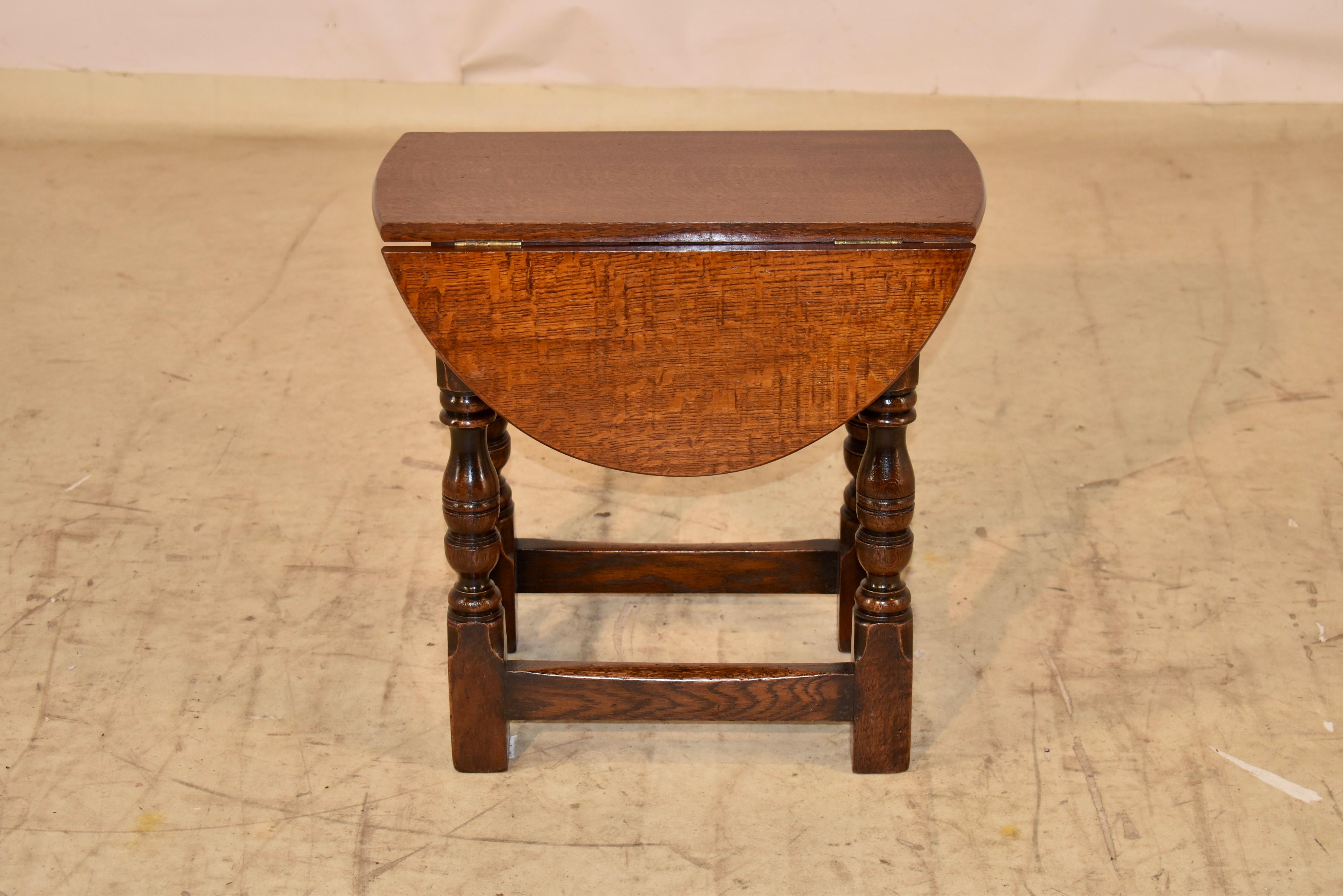 Chêne Table d'appoint en chêne anglais de la fin du XIXe siècle à feuilles tombantes en vente