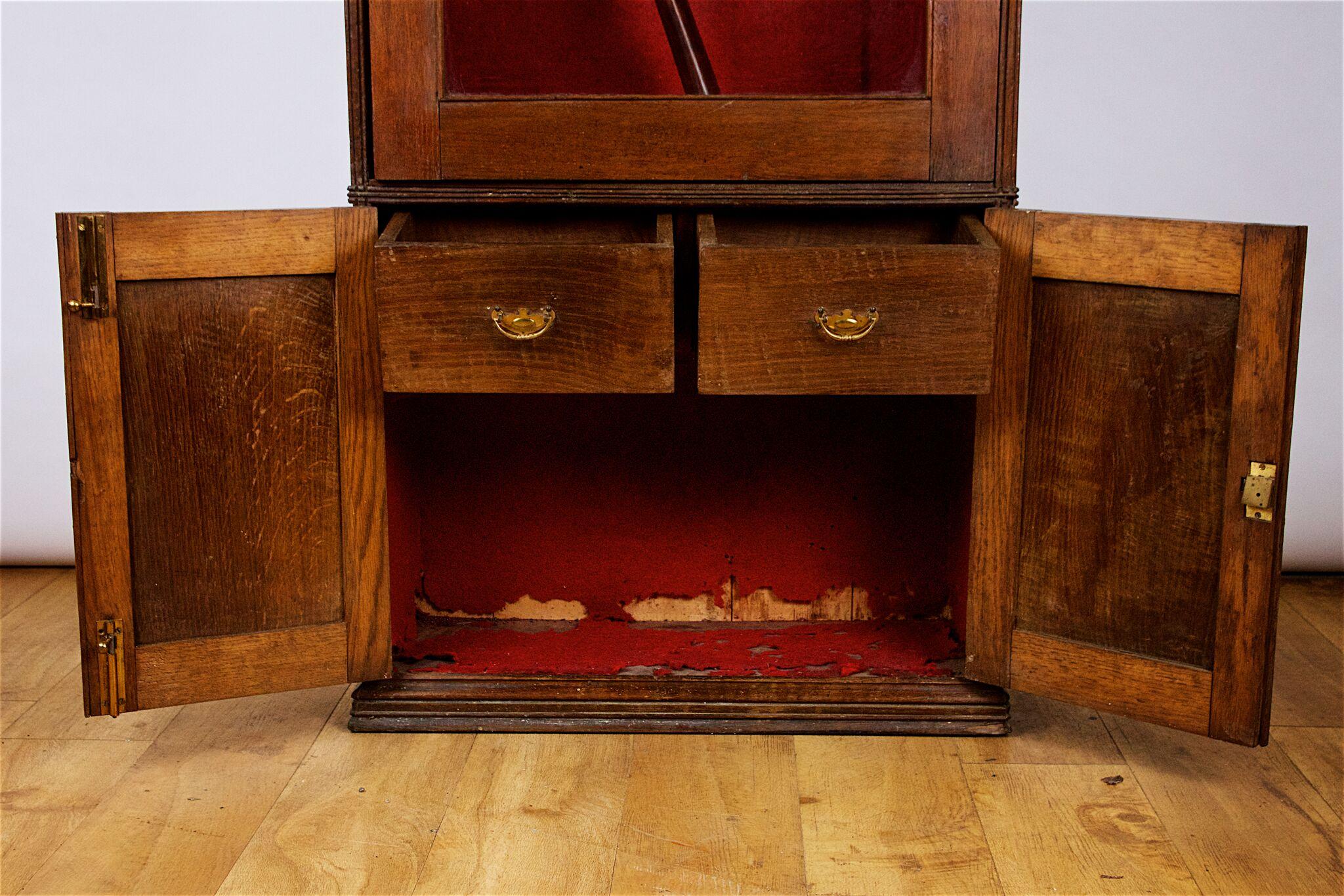 Late 19th Century English Oak Gun Cabinet to Hold 6 Guns In Good Condition In Stratford upon Avon, GB