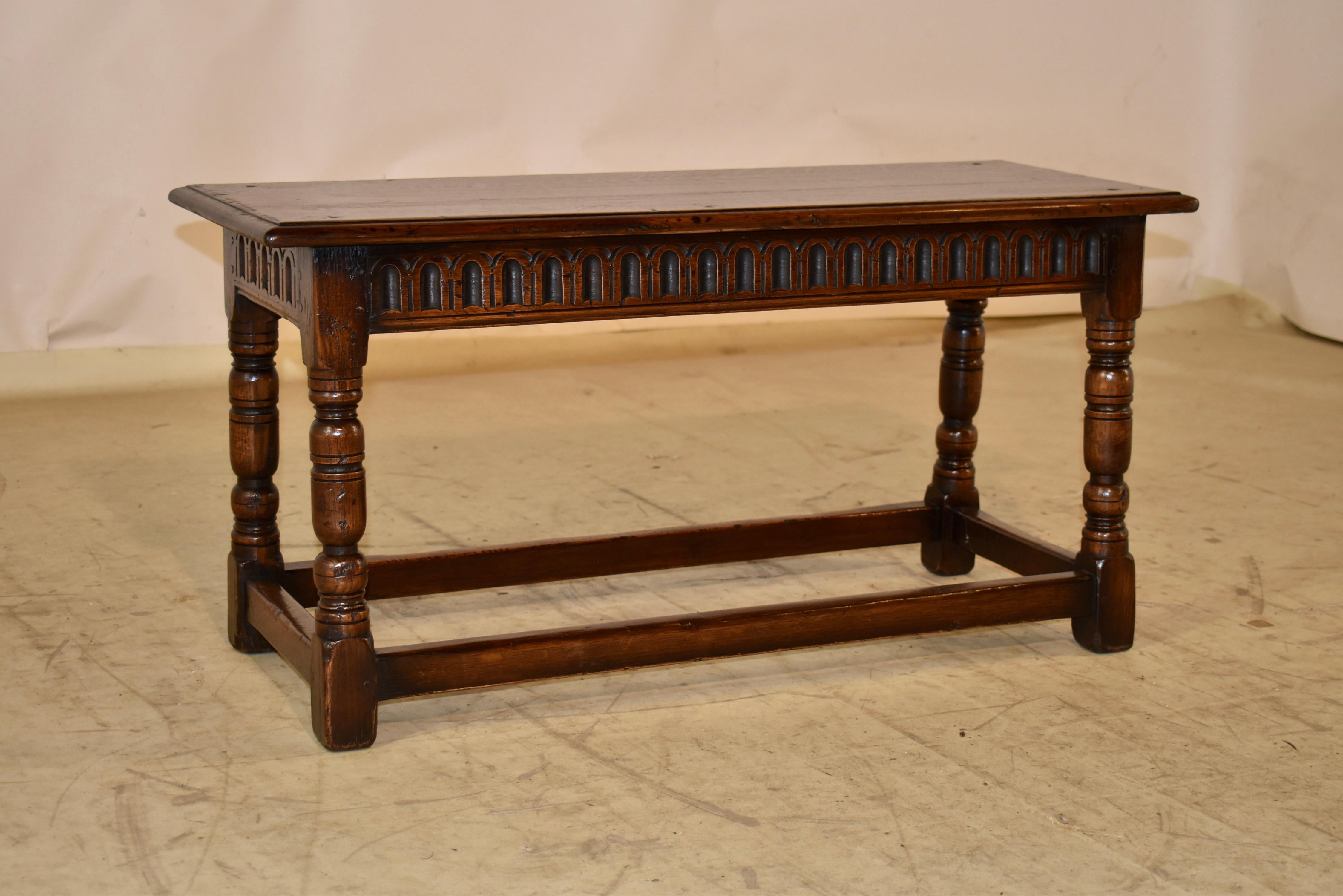 Banc en chêne de la fin du XIXe siècle, originaire d'Angleterre.  Le plateau est constitué de deux planches, avec un bord biseauté et une construction chevillée.  Le plateau descend jusqu'à un tablier sculpté à la main et repose sur des pieds