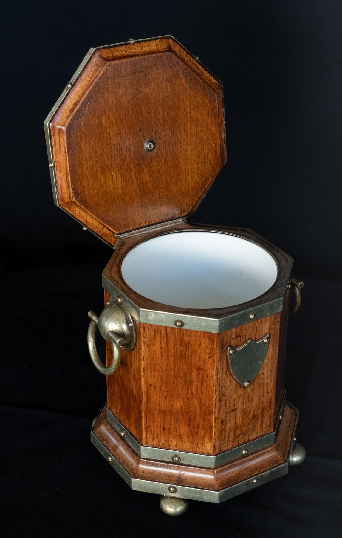 Achteckiger Humidor aus englischer Eiche des späten 19. Jahrhunderts mit Silberbeschlägen (Englisch) im Angebot