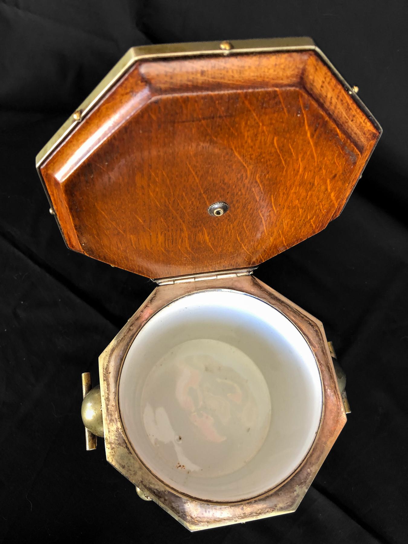 Achteckiger Humidor aus englischer Eiche des späten 19. Jahrhunderts mit Silberbeschlägen (Versilberung) im Angebot