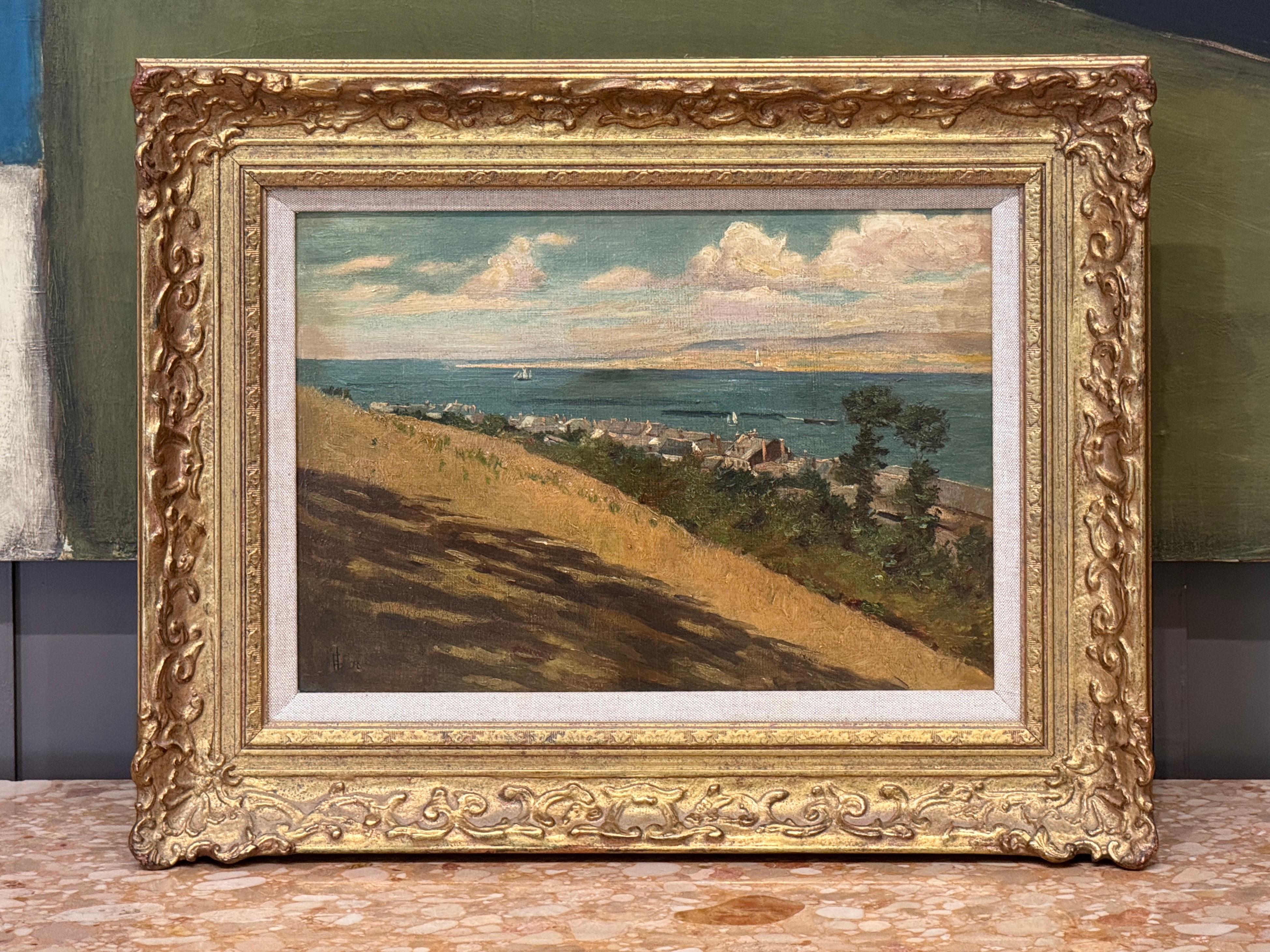 Peinture anglaise à l'huile sur carton de la fin du XIXe siècle représentant une vue d'Appledore sur la côte du North Devon. La composition montre la ville blottie contre le rivage, avec des voiliers sur des eaux calmes et bleues et des cieux