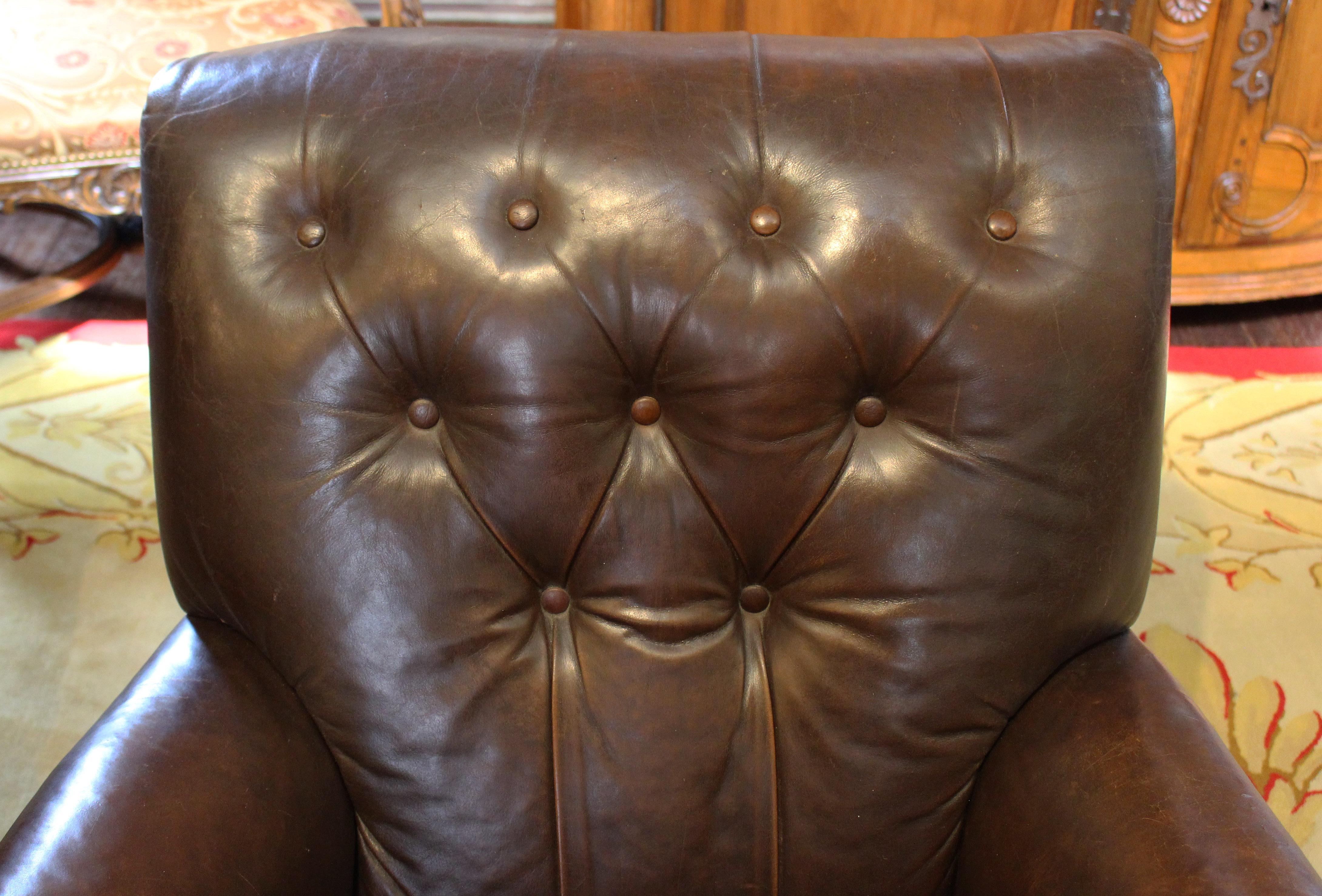 Late 19th Century English Pair of Leather Club Chairs For Sale 12