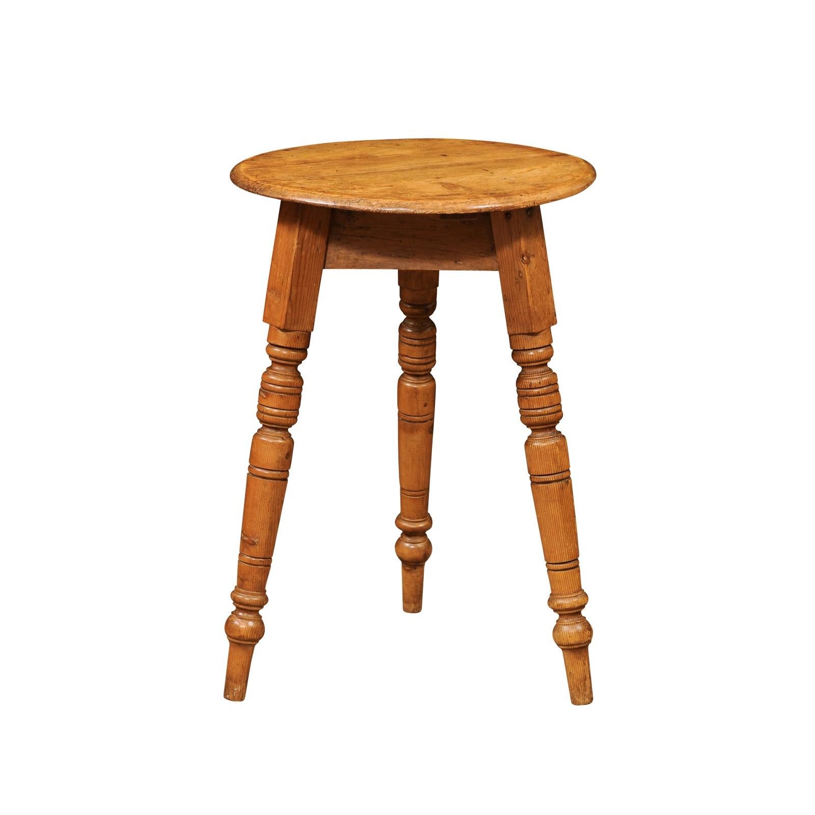  Late 19th Century English Pine Cricket Table with Turned Legs In Good Condition For Sale In Atlanta, GA