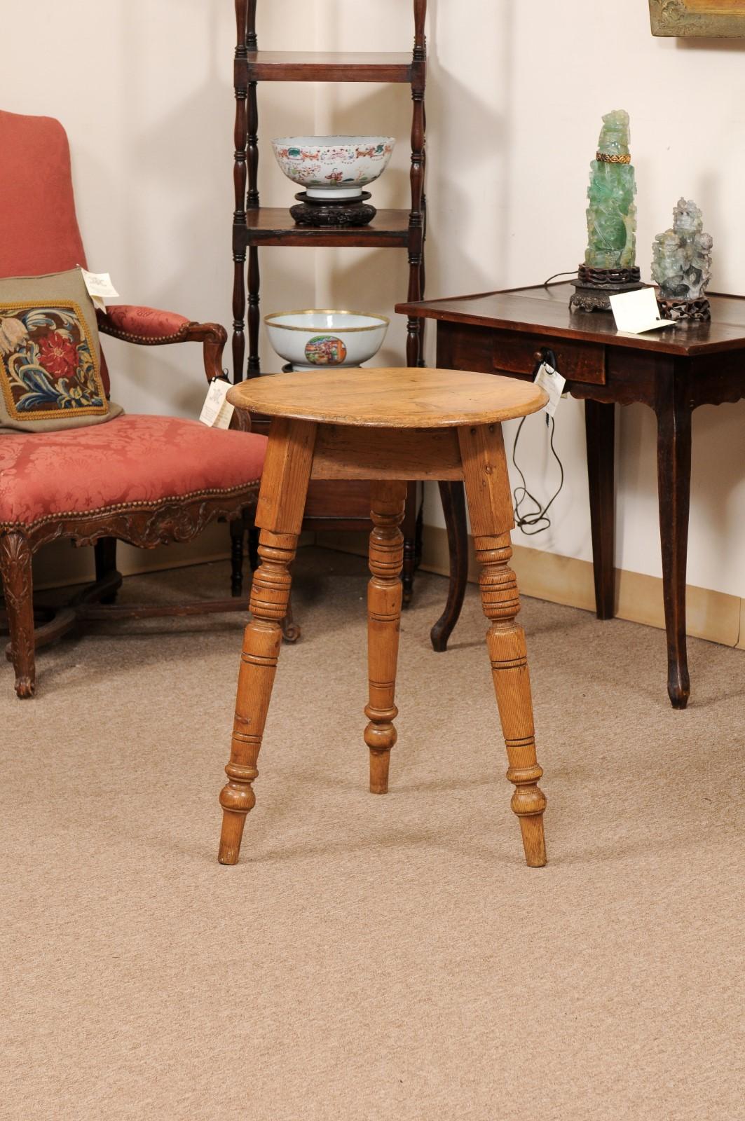  Late 19th Century English Pine Cricket Table with Turned Legs For Sale 1
