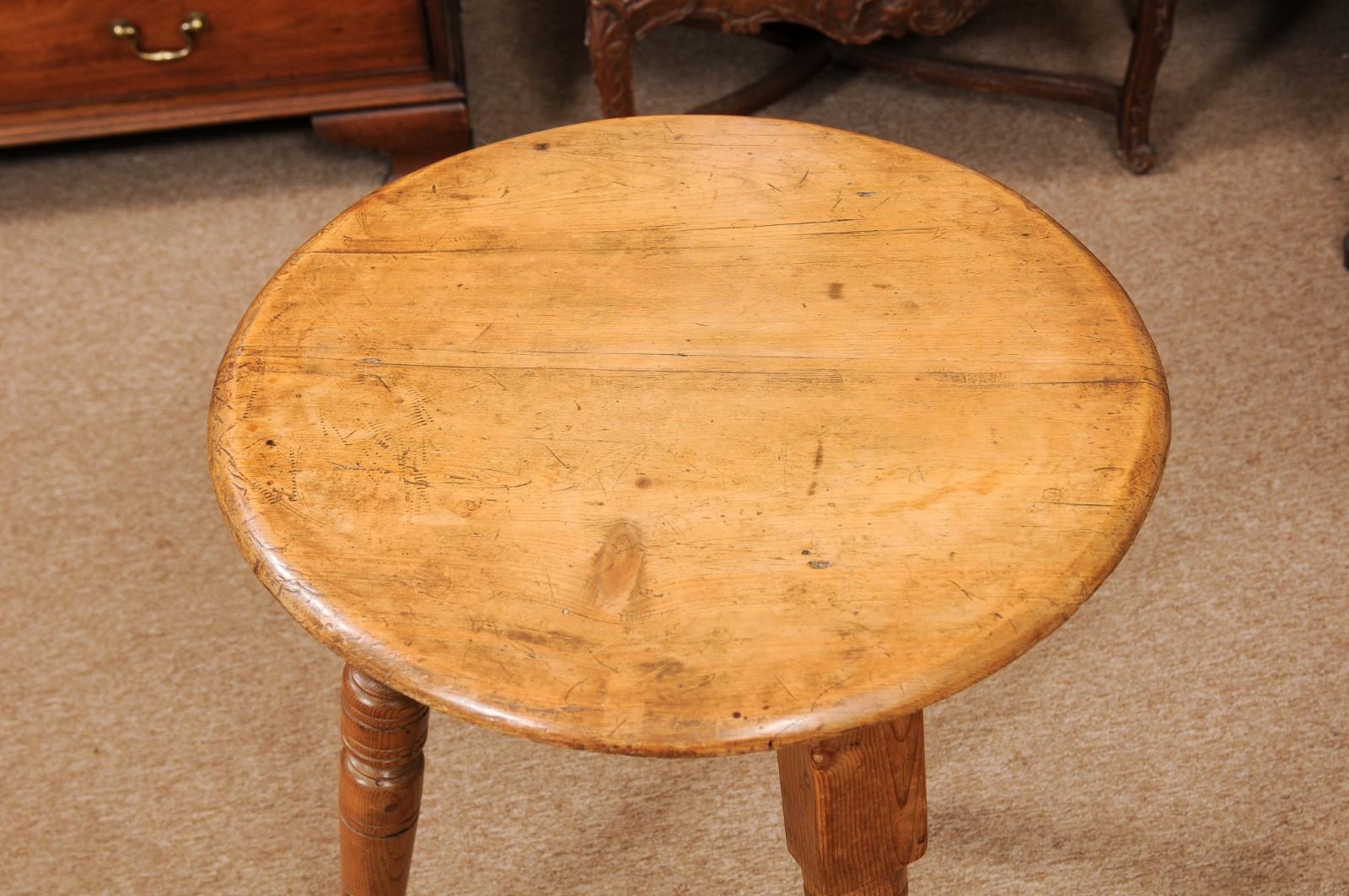  Late 19th Century English Pine Cricket Table with Turned Legs For Sale 3