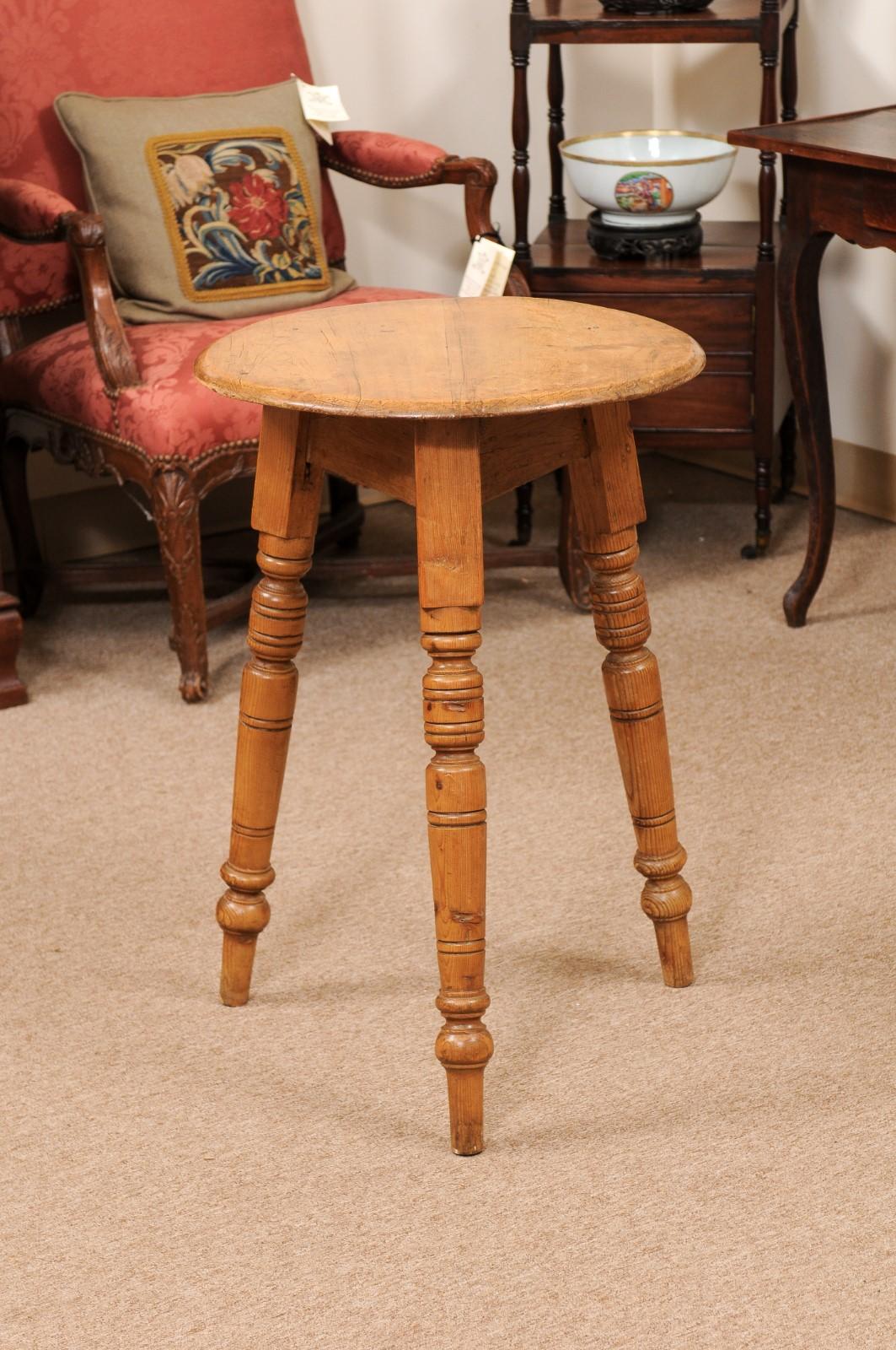  Late 19th Century English Pine Cricket Table with Turned Legs For Sale 4