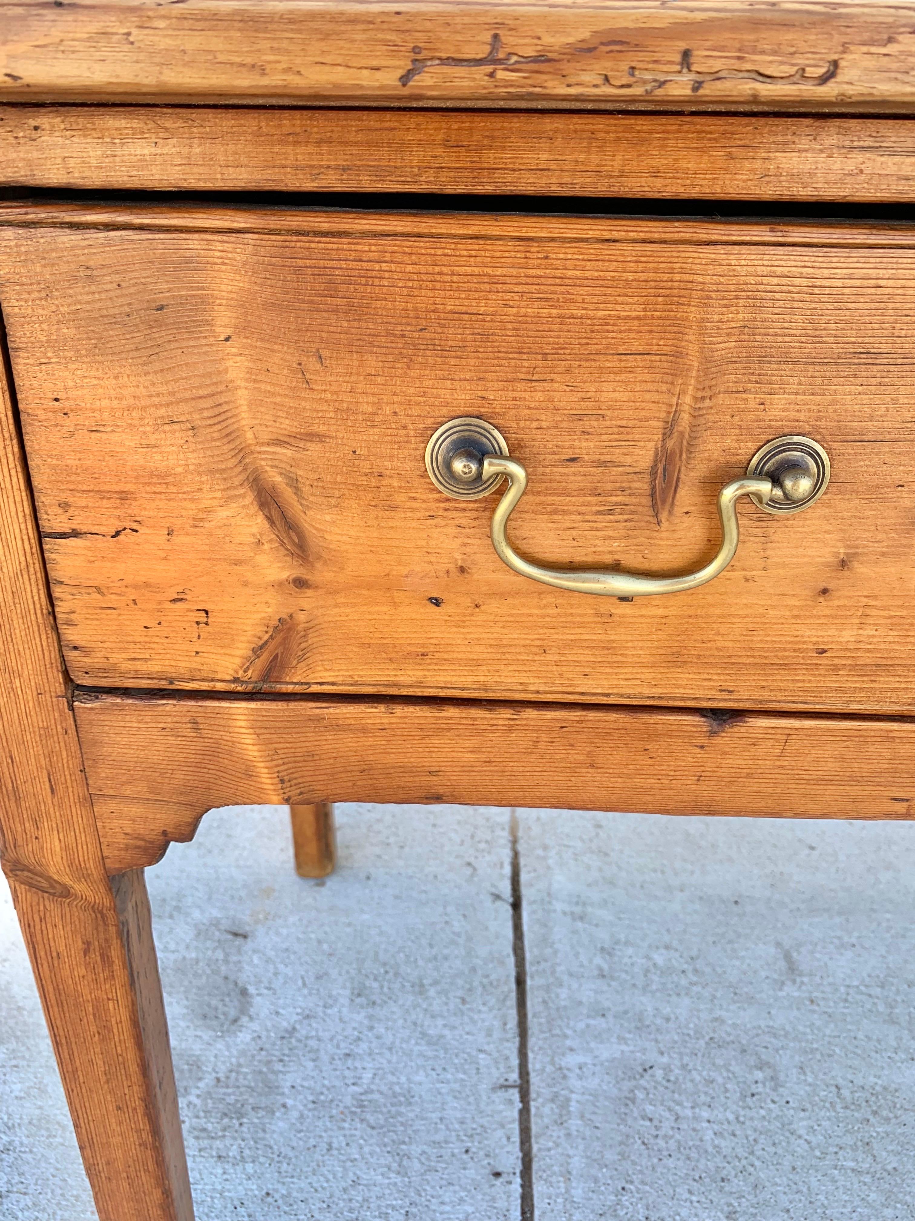 Table d'appoint en pin anglais de la fin du XIXe siècle en vente 11