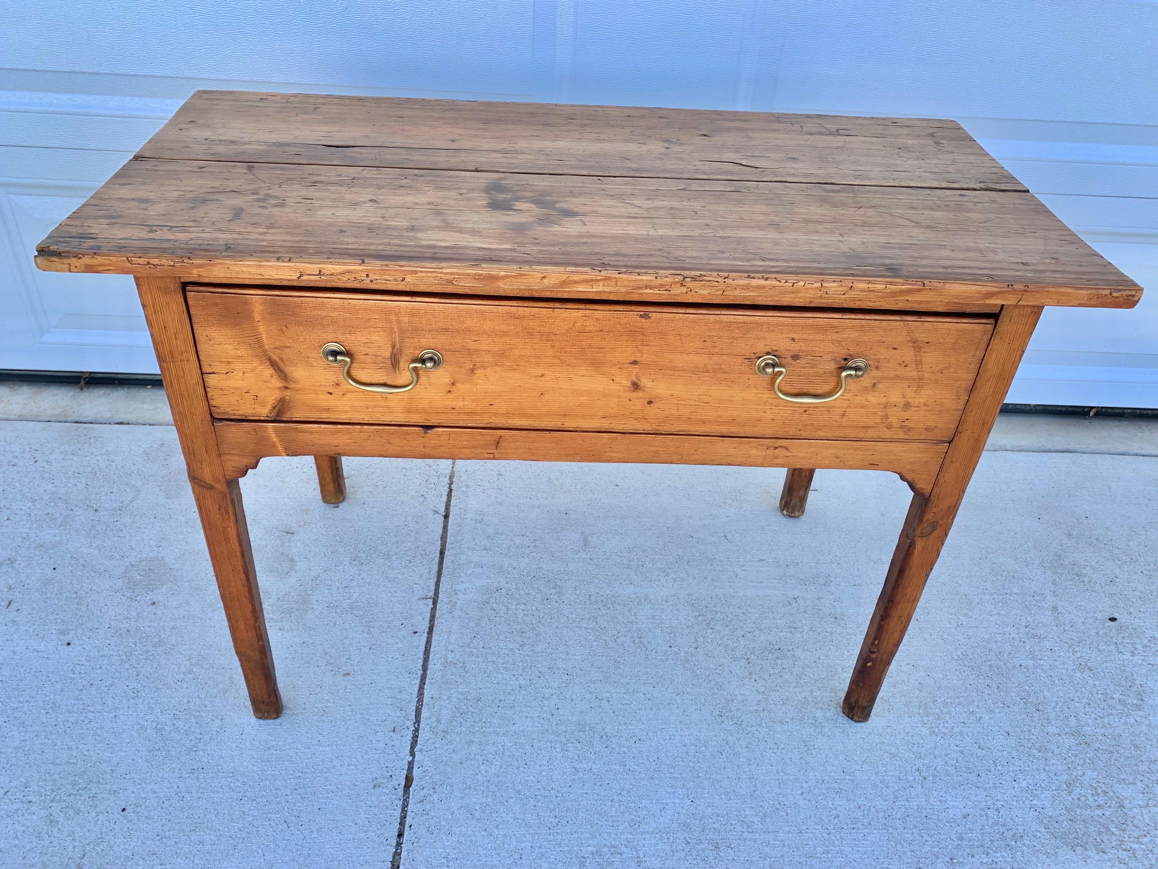 Table d'appoint en pin anglais de la fin du XIXe siècle Bon état - En vente à Burton, TX