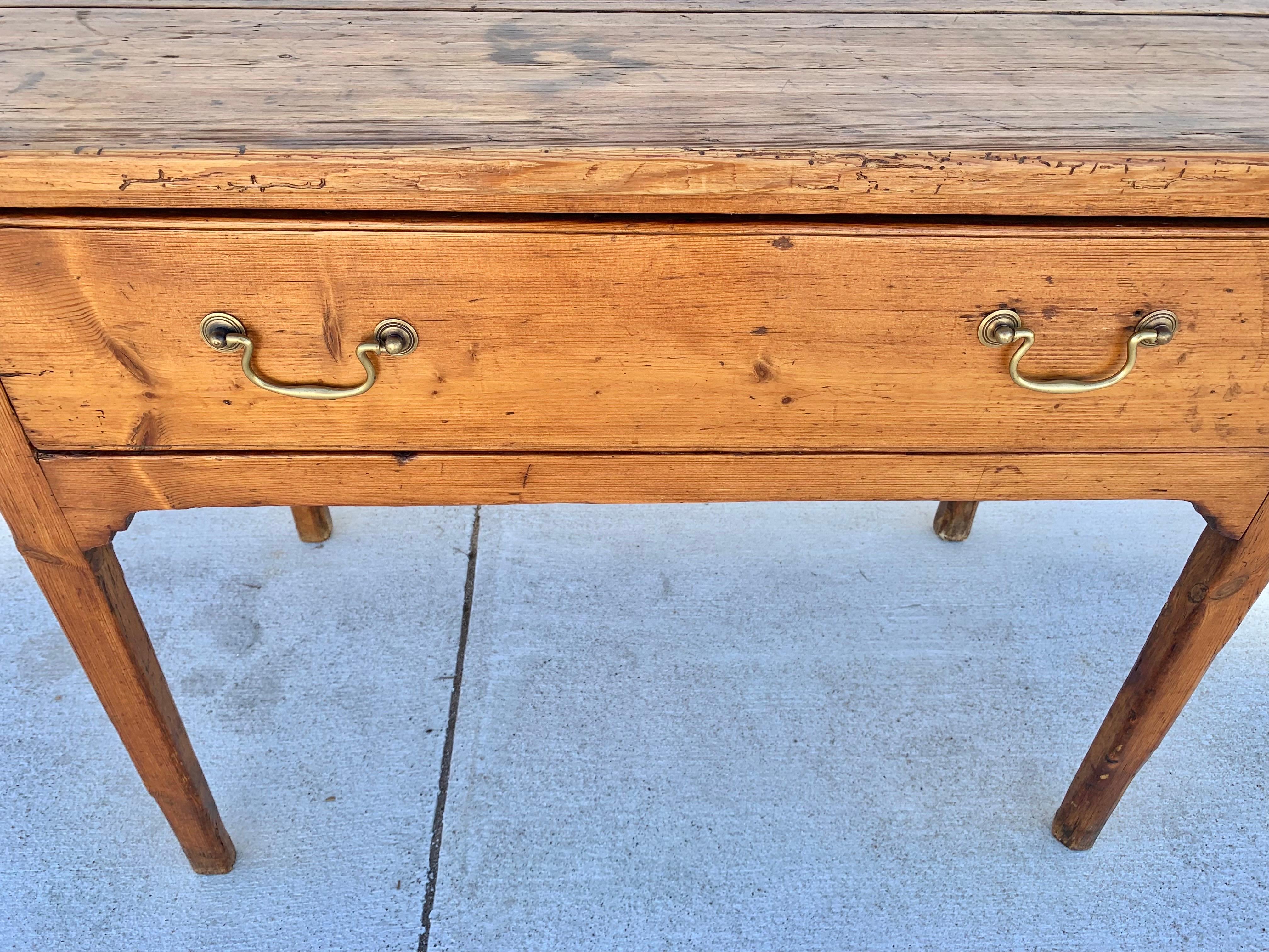 Laiton Table d'appoint en pin anglais de la fin du XIXe siècle en vente