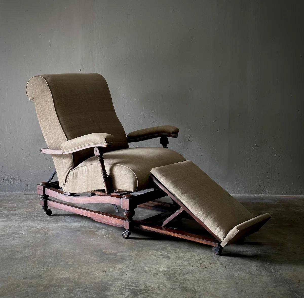 Dieser englische Loungesessel ist ein bemerkenswertes Beispiel für vormoderne Handwerkskunst. Der Stuhl hat einen gedrechselten Mahagoni-Rahmen, der eine voll verstellbare Rückenlehne und eine ausziehbare Fußstütze für optimalen Komfort trägt. Der