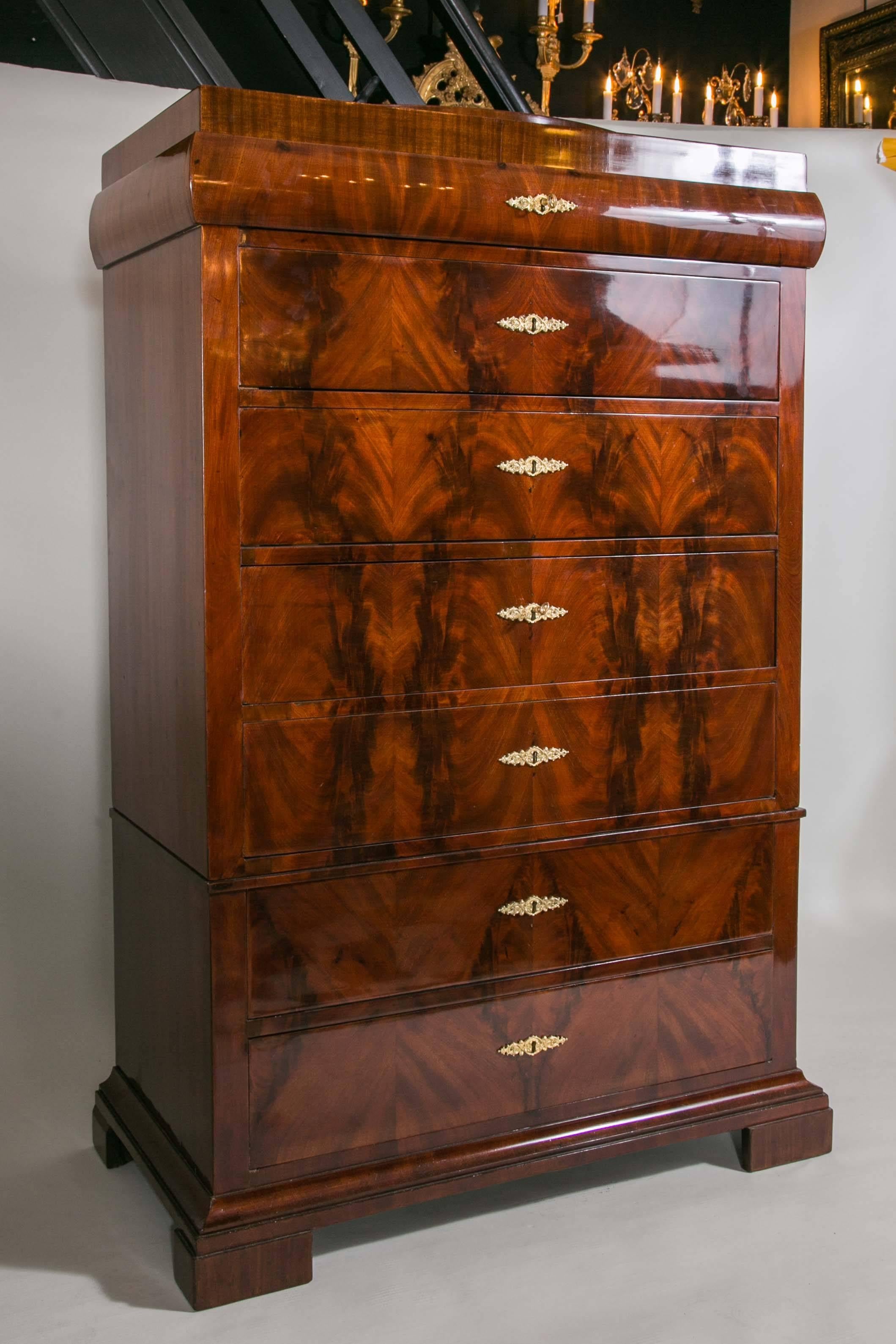 Late 19th century English semainier in mahogany with mahogany veneers with one drawer as a desk.
 