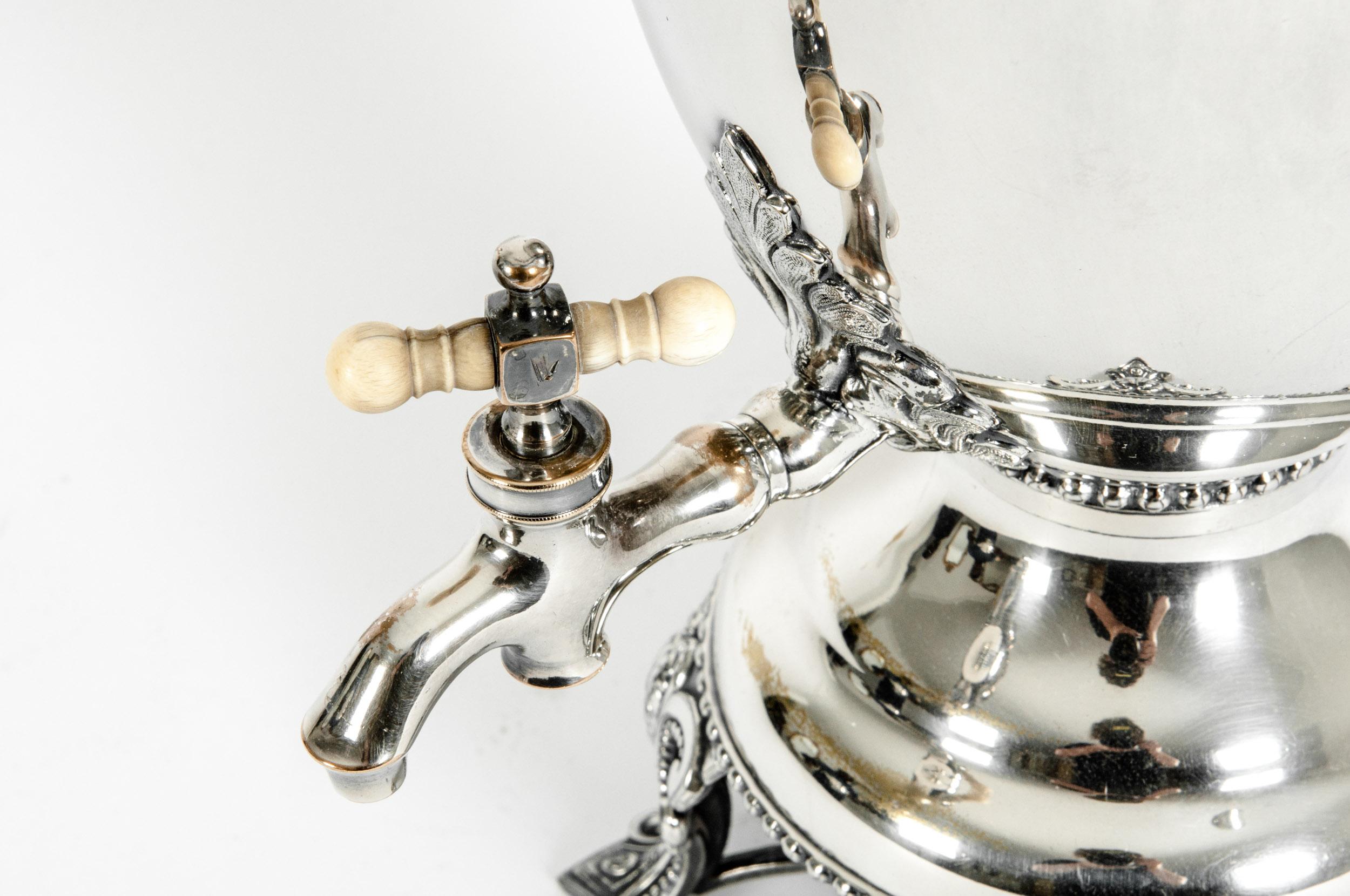 Late 19th Century English Silver Plated Footed Samovar In Excellent Condition In Tarry Town, NY