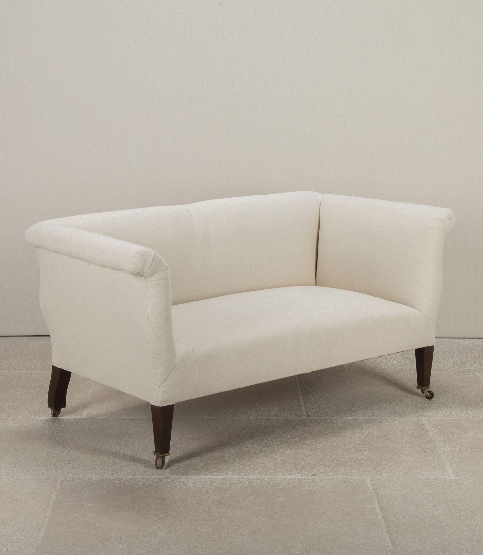 Elegante divano inglese della fine del XIX secolo. Rivestito in calico di qualità con una struttura in mogano.
Su ruote originali in ottone e porcellana. Circa 1890.