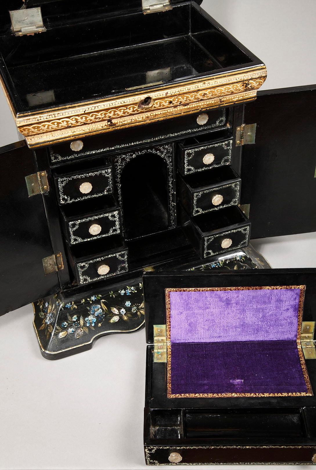 Late 19th Century English Table Casket with Mother-of-pearl Inlay For Sale 6