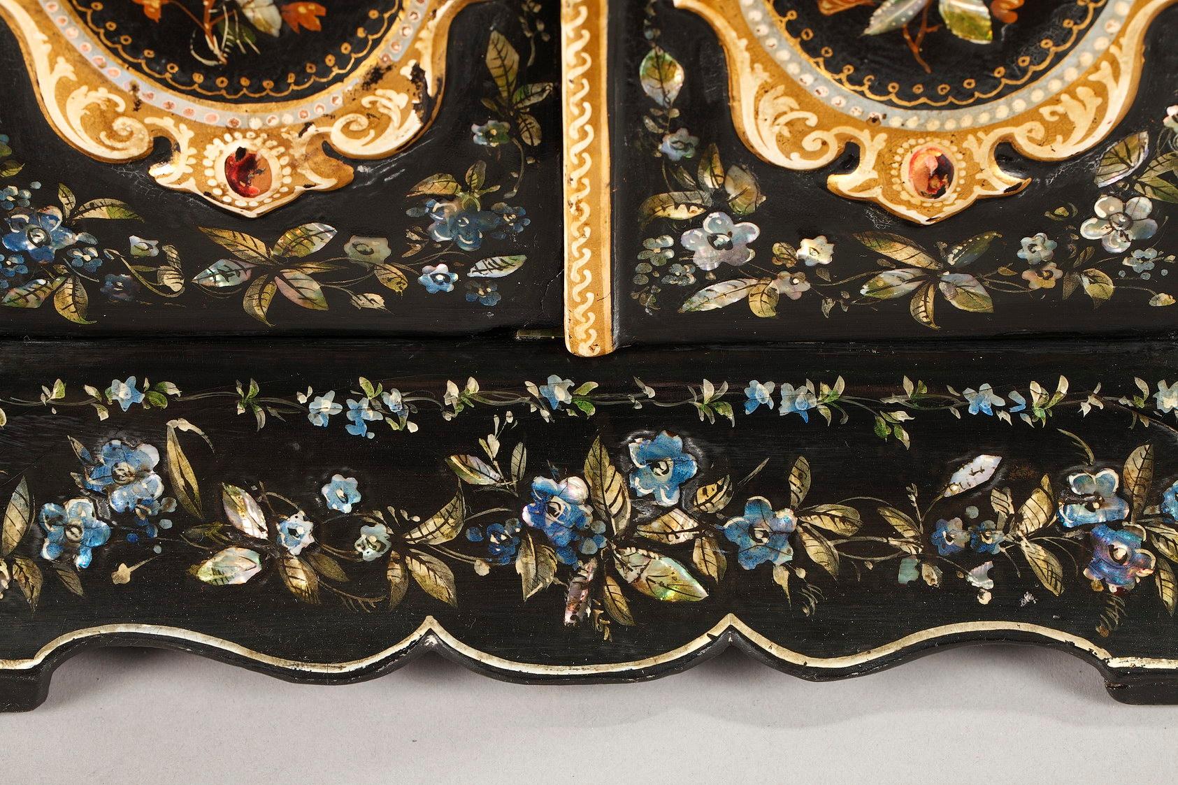 Late 19th Century English Table Casket with Mother-of-pearl Inlay For Sale 7
