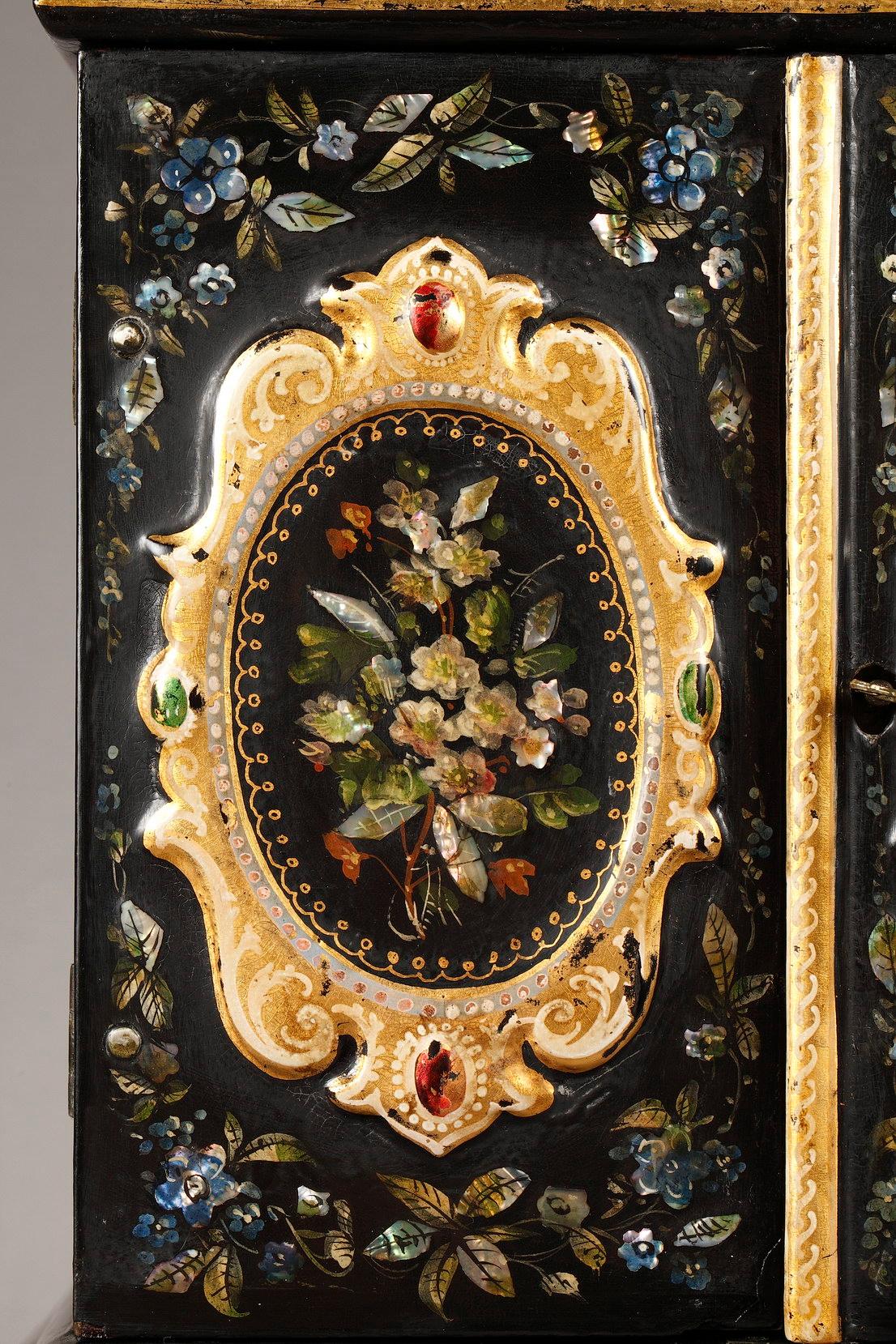 Late 19th Century English Table Casket with Mother-of-pearl Inlay For Sale 8