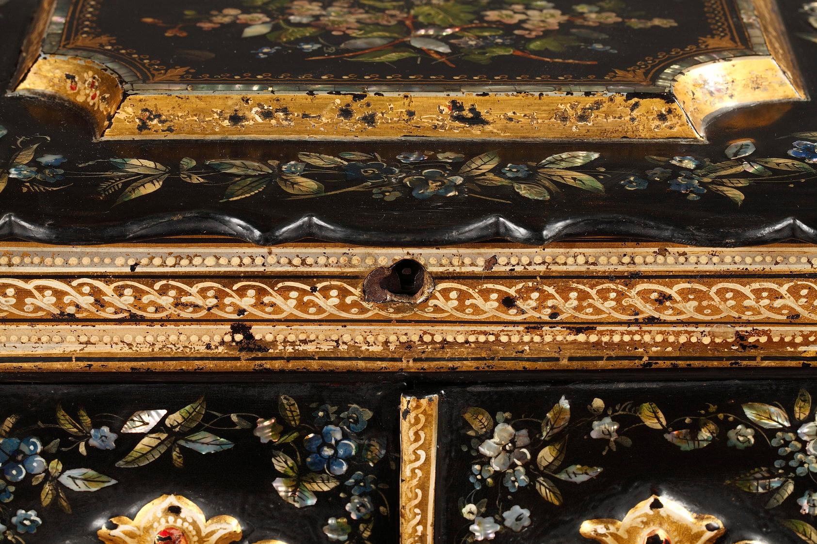 Late 19th Century English Table Casket with Mother-of-pearl Inlay For Sale 9