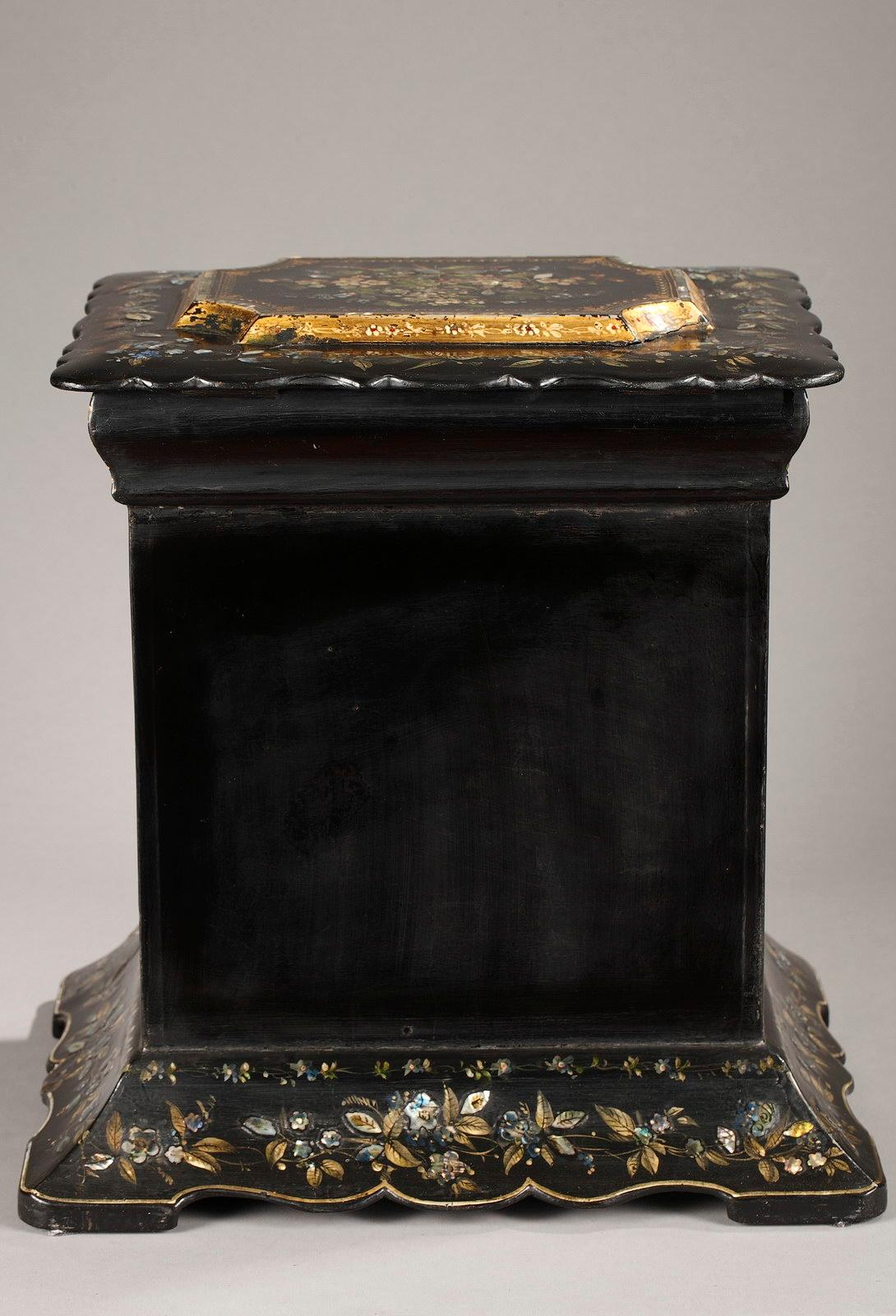 Late 19th Century English Table Casket with Mother-of-pearl Inlay For Sale 11